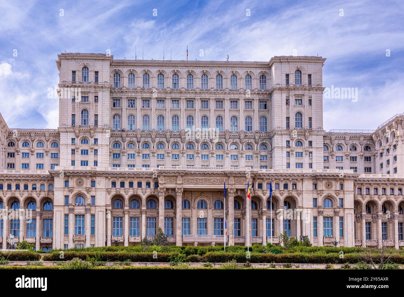 Potere monumentale: Il Palazzo del Parlamento domina lo skyline di Bucarest, una colossale miscela di grandezza neoclassica e storia moderna Foto Stock