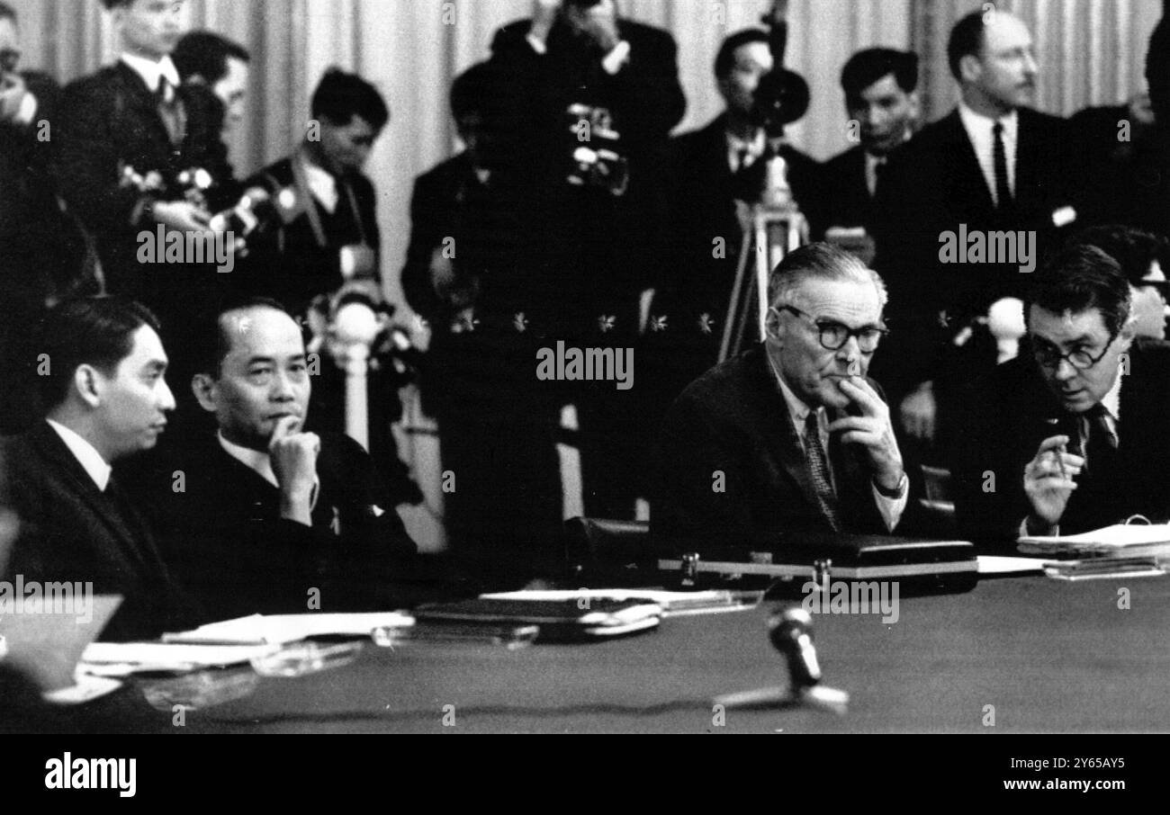Colloqui di pace prima dell'inizio della prima sessione completa dei colloqui di pace in Vietnam nella sala conferenze del centro conferenze internazionale di Parigi . Seduti alla tavola rotonda sono da destra a sinistra: Cyrus Vance e Henry Cabot Lodge , capo della delegazione statunitense , ambasciatore Pham Dang Lam , capo della delegrazione del Vietnam del Sud e hs numero due , Nguyen Xuan Phon . 25 gennaio 1969 Foto Stock