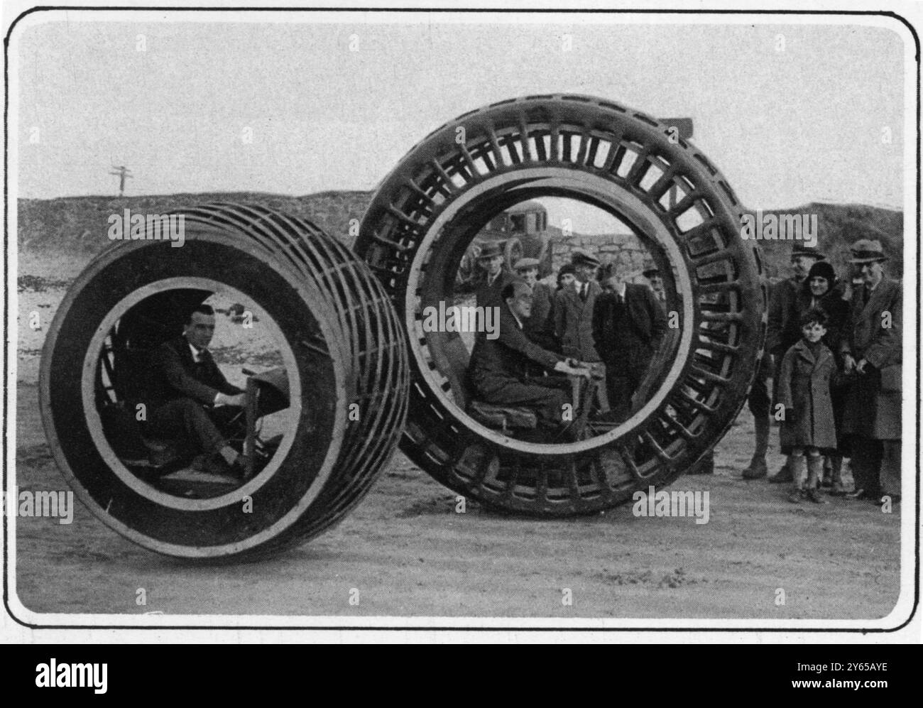 Una strana forma di locomozione: Due ' Dynaspheres' , una azionata elettricamente ( a sinistra ) e l' altra azionata da un motore a benzina . Le ruote ' Dynasphere', si spera che il loro inventore, il dottor JA Purves di Taunton, Somerset, rivoluzionerà i trasporti moderni. Sono stati recentemente testati su Brean Sands vicino a Weston-super-Mare . La ruota da 10 piedi gira e il sedile del conducente rimane in basso per il proprio peso. Si dice che le ruote siano in grado di raggiungere i 30 km/h . 1932 Foto Stock