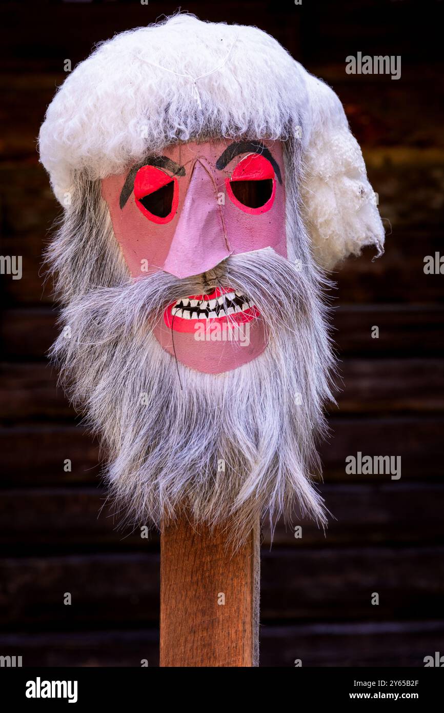 Maschera tradizionale rumena, Museo ASTRA, Sibiu, Transilvania, Romania Foto Stock