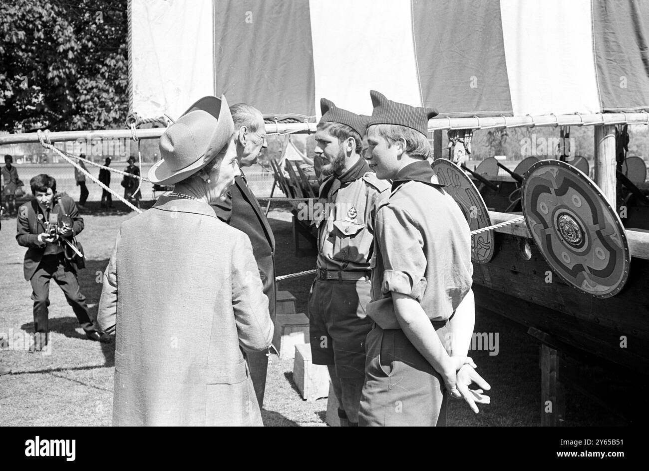 Il re Frederik e la regina Ingrid di Danimarca parlano con due scout danesi che si trovano accanto ad una barca vichinga , una delle molte attrazioni della mostra At Home with the Danes, inaugurata ufficialmente a Battersea Park , Londra . I reali danesi hanno visitato la mostra - parte della Danimarca in Gran Bretagna '68 che si svolge quest'anno - in un sole caldo e luminoso. 26 aprile 1968 Foto Stock