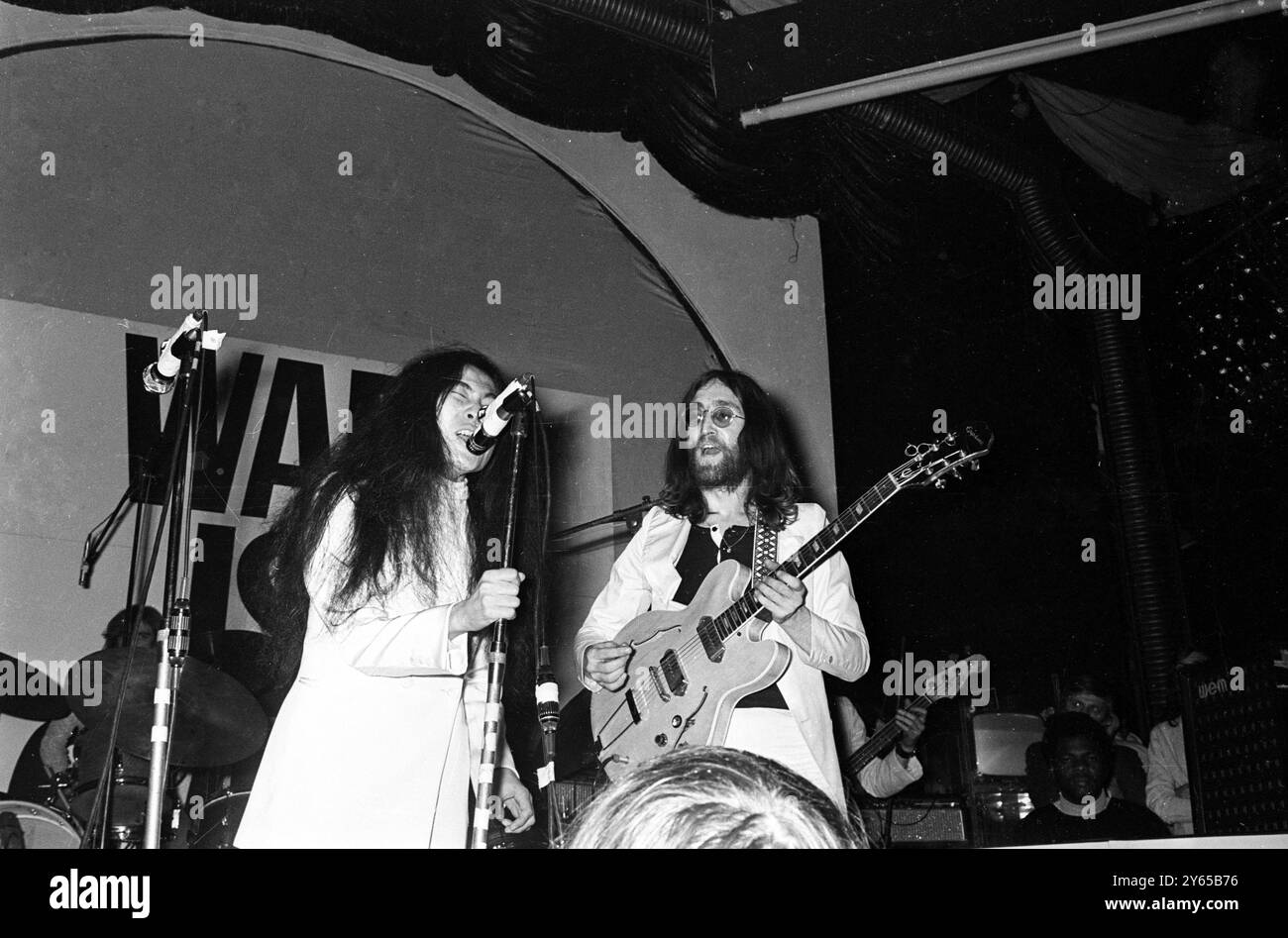 Il Beatle John Lennon e sua moglie giapponese Yoko Ono organizzano un concerto pop in aiuto del Fondo delle Nazioni Unite per l'infanzia (UNICEF) il 16 dicembre 1969 Foto Stock