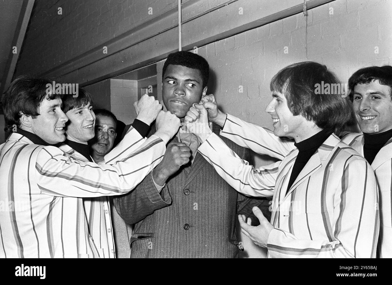 Un modello di punch-up è stato messo in scena dal gruppo Troggs in una palestra a White City a Londra quando hanno incontrato Cassius Clay che si sta allenando per il suo incontro con il pugile britannico e Empire Henry Cooper a Highbury il 21 maggio . I Troggs sono da sinistra a destra (pugni) Reg Presley , Ronnie Bond , Pete Staples e Chris Britton . L' ultimo disco del gruppo , Wild Thing , dovrebbe essere il numero 1 nella Top Twenty della prossima settimana . 11 maggio 1966 Foto Stock