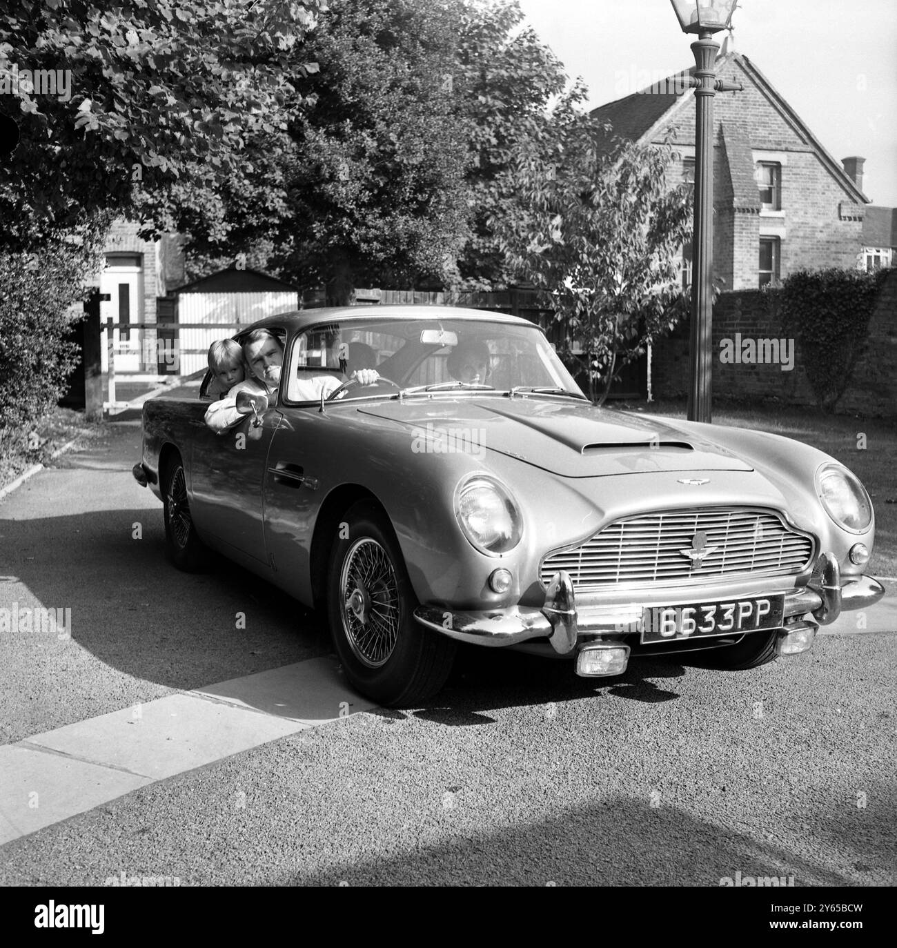 L' auto originale Goldfinger acquistata da Gavin Keyzar 14 mesi prima è ora nuovamente in vendita . Tutte le contrapzioni originali che aveva nel film erano state rimosse dal numero di registrazione originale BMP216 . Keyzar , 35 , direttore di Chislehurst , Kent , afferma che l' Aston Martin DB 5 sta diventando troppo piccolo per i suoi due figli Nicolette 6 e Lucinda 3 . "Dato che la mia auto è la Bond originale mi aspetto un buon prezzo", dice il signor Keyzar. 21 ottobre 1969 Foto Stock