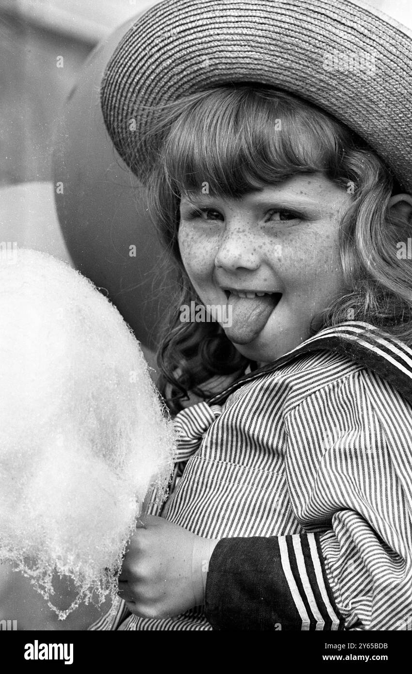 Kathleen Wileman interpreta Emma Smith di 4 anni, durante le riprese di "Oh What a Lovely War", sta facendo il suo debutto cinematografico. Brighton, Sussex, Inghilterra - 6 luglio 1968 Foto Stock