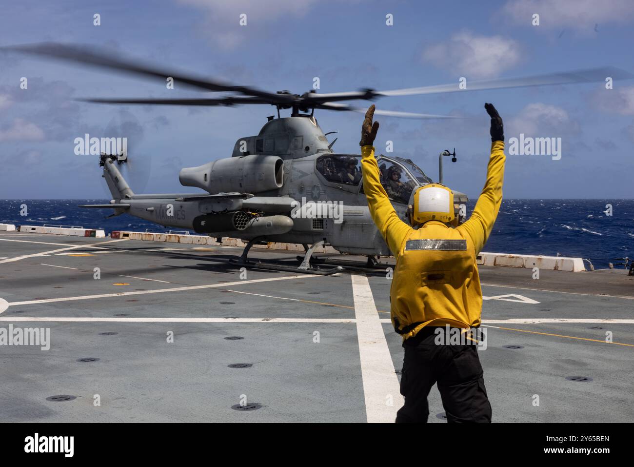 US Marines con Marine Medium Tiltrotor Squadron 262 (Rein.), 31st Marine Expeditionary Unit e marinai della US Navy, con il trasporto anfibio d Foto Stock