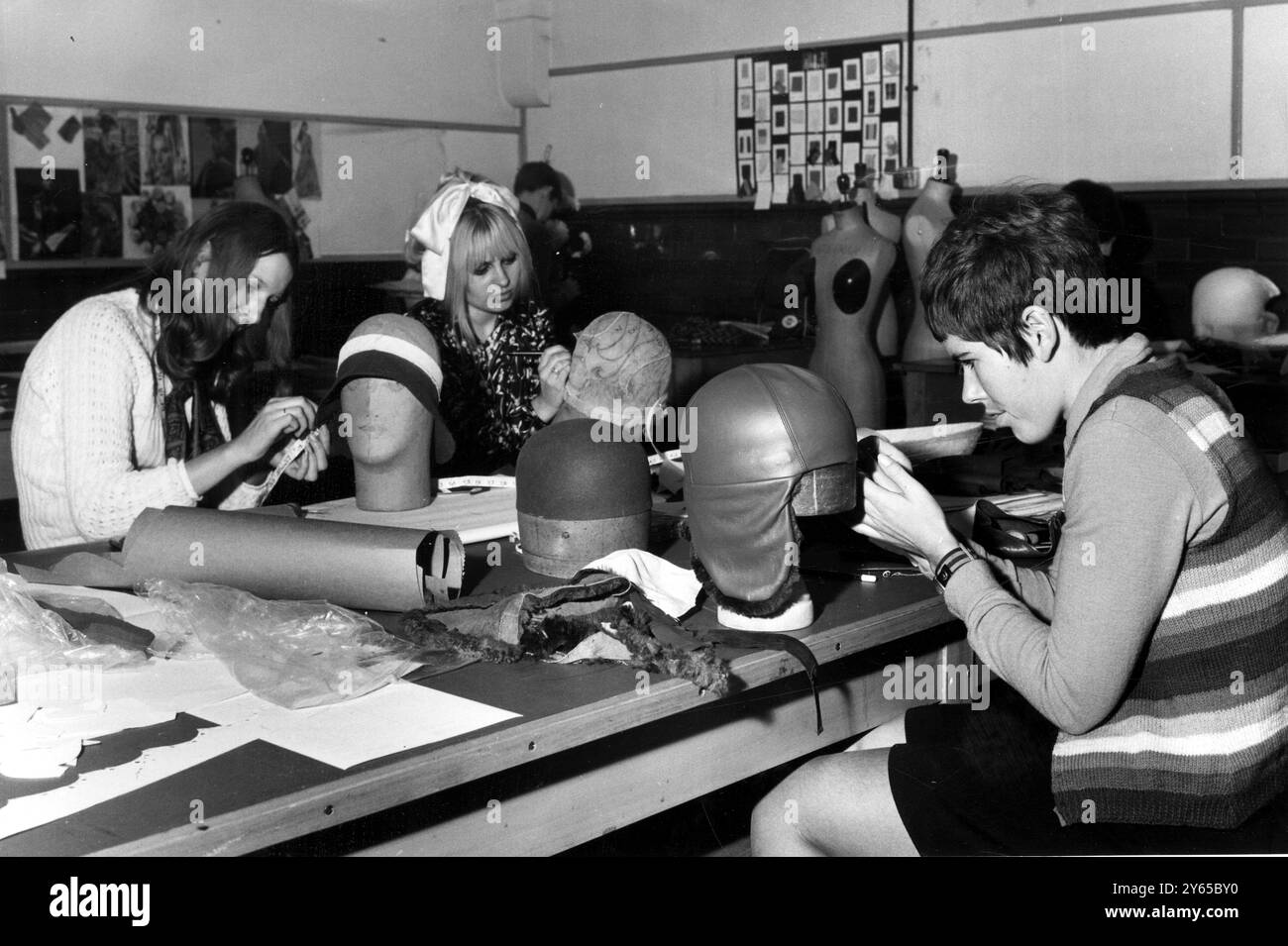 Imparare a fare cappelli nella sezione di modella degli studi di Moda e tessile dell'Hornsey College of Art a Londra Nord , Inghilterra , sono gli studenti (LtoR) Susan King , Carole Margetts e Ann Marie Stannard . 15 novembre 1967 Foto Stock