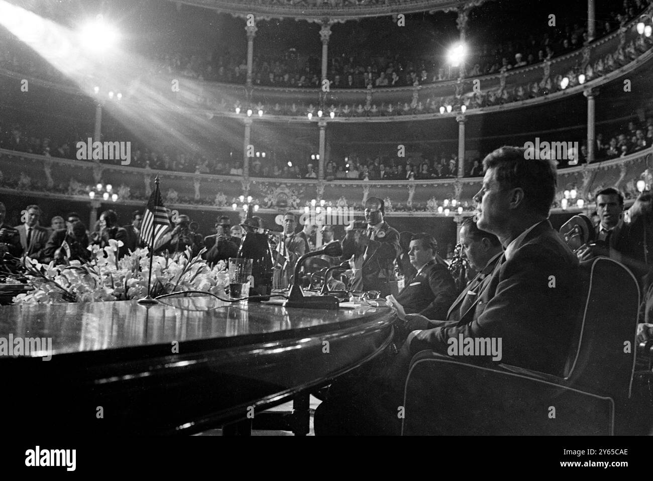 Kennedy come conferenza OAS San Jose Costa Rica - il presidente degli Stati Uniti John F Kennedy siede al tavolo delle conferenze nel Teatro Nazionale qui il 19 marzo 1963, mentre la conferenza dell'Organizzazione degli Stati americani inizia. Il Presidente Ydigoras Fuentes di Guatamala siede sulla destra del signor Kennedy. Per proteggere i paesi latinoamericani dalla sovversione comunista castrista, i presidenti hanno concordato di tenere una riunione di funzionari della sicurezza a livello di gabinetto entro quattro settimane per pianificare misure per fermare il flusso di denaro comunista , propaganda e armi da Cuba Foto Stock