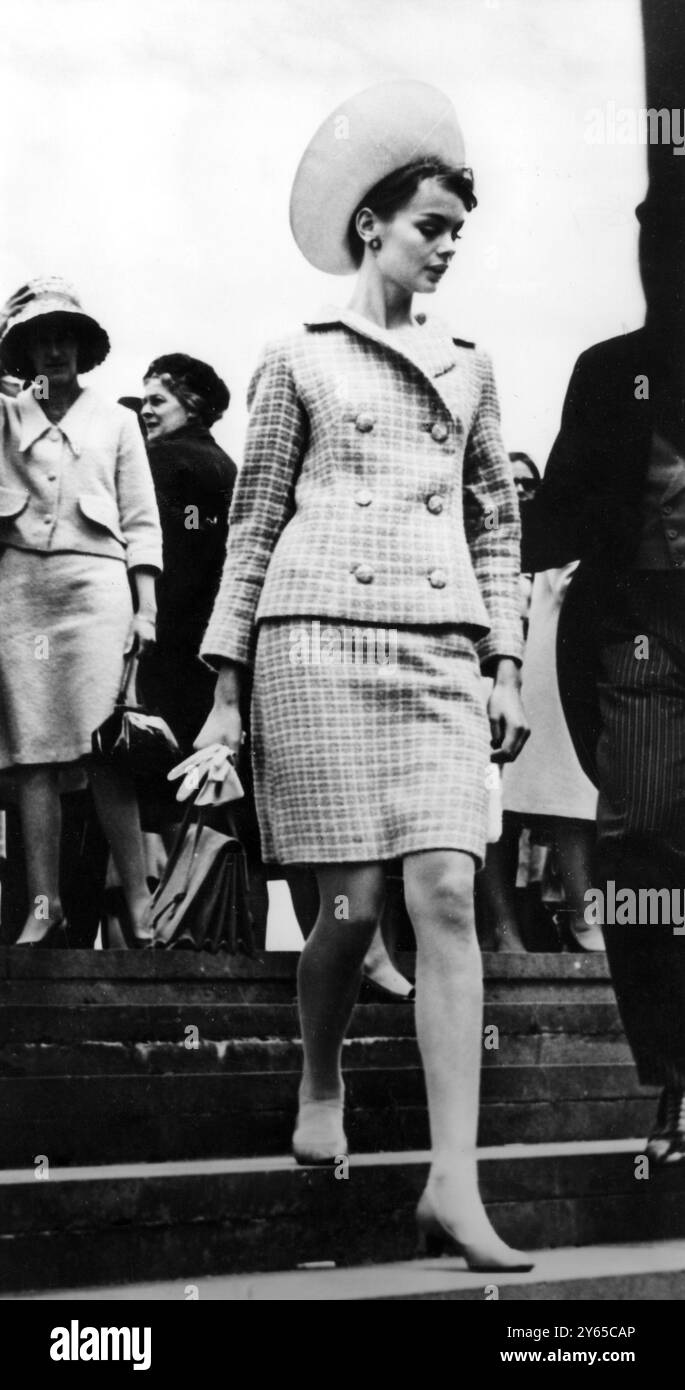 La modella inglese Jean Shrimpton , che ha scioccato le donne alla moda australiane indossando un abito fatto in casa in occasione di una gara di Melbourne del 30 ottobre, è ritratta a fare ammende alla Melbourne Cup , la più classica corsa di cavalli del paese . Oggi, la signorina Shrimpton indossa con la sua tuta con la gonna corta , un cappello , calze e guanti da trasporto . Sabato non aveva questi accessori . Jean avrebbe dovuto presentare i premi ad un concorso Fashions on the Field . 2 novembre 1965 Foto Stock