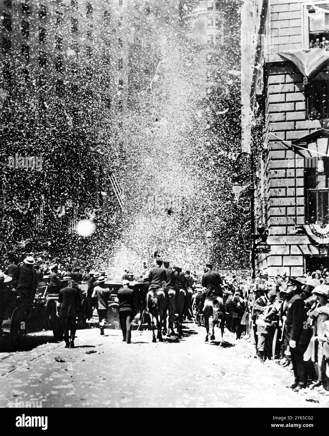 Il volantino atlantico " solitario " riceve un benvenuto senza pari a New York; il colonnello Lindbergh in macchina a Broadway, in mezzo a una "tempesta di neve" di coriandoli e nastri dai raschietti del cielo circostante. 13 giugno 1927 Foto Stock
