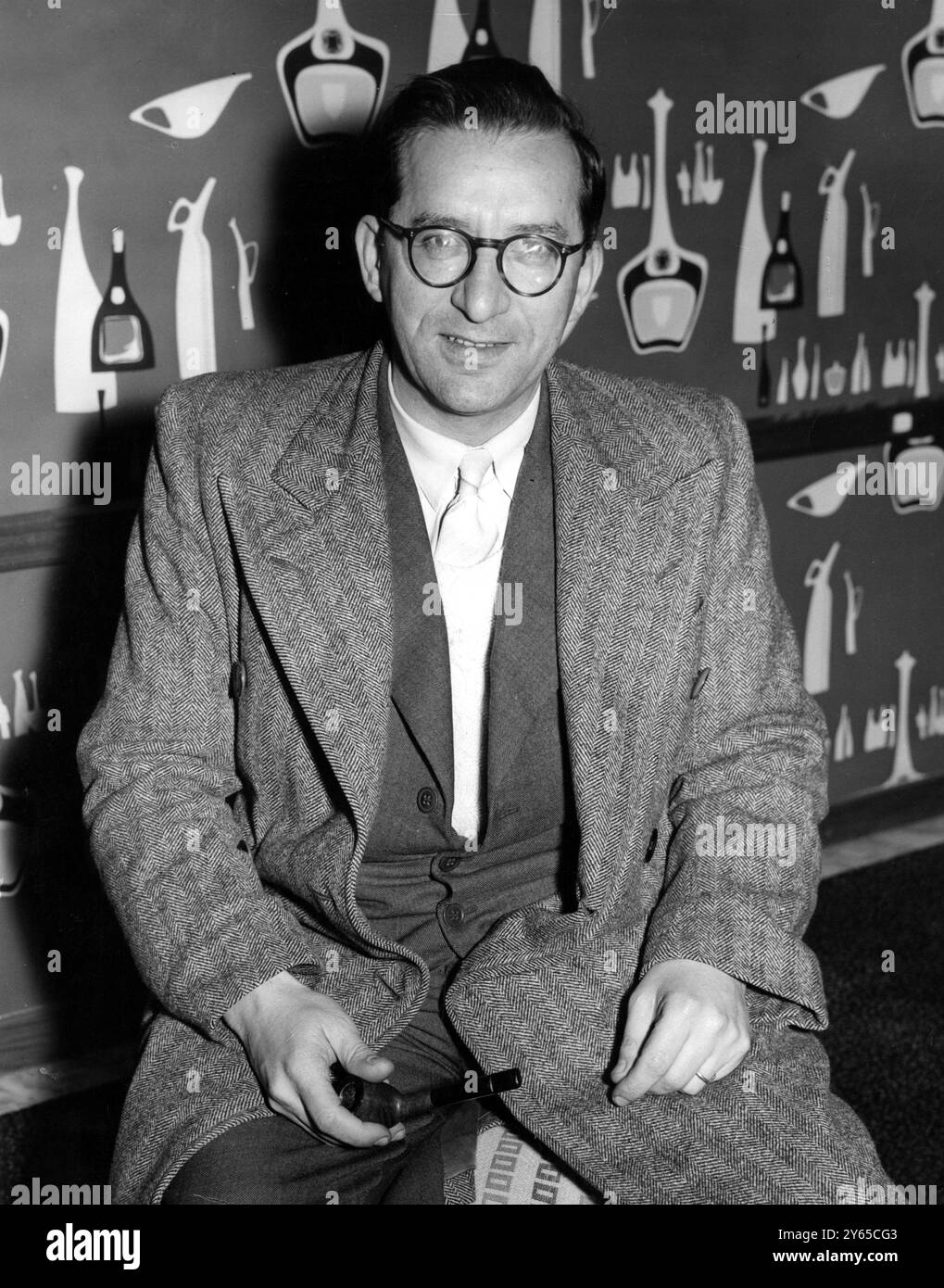 Dom Mintoff , primo ministro di Malta , al suo arrivo all' aeroporto di Londra da Malta , per tenere colloqui sul recente referendum sull' integrazione con la Gran Bretagna tenuto dall' isola George Cross . 11 Mach 1956 Foto Stock