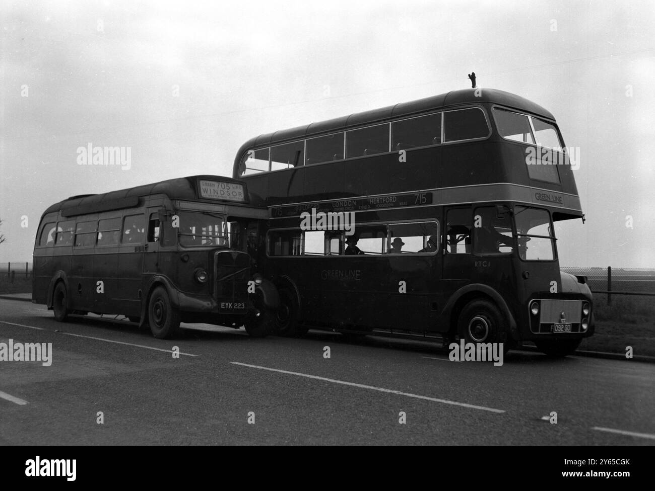 Vista laterale della nuova linea del torrente Green Line Coach vista a Chiswick , Londra , che mostra la parte anteriore dell' organo a bocca , accanto ad uno dei vecchi tipi . Febbraio 1949 Foto Stock