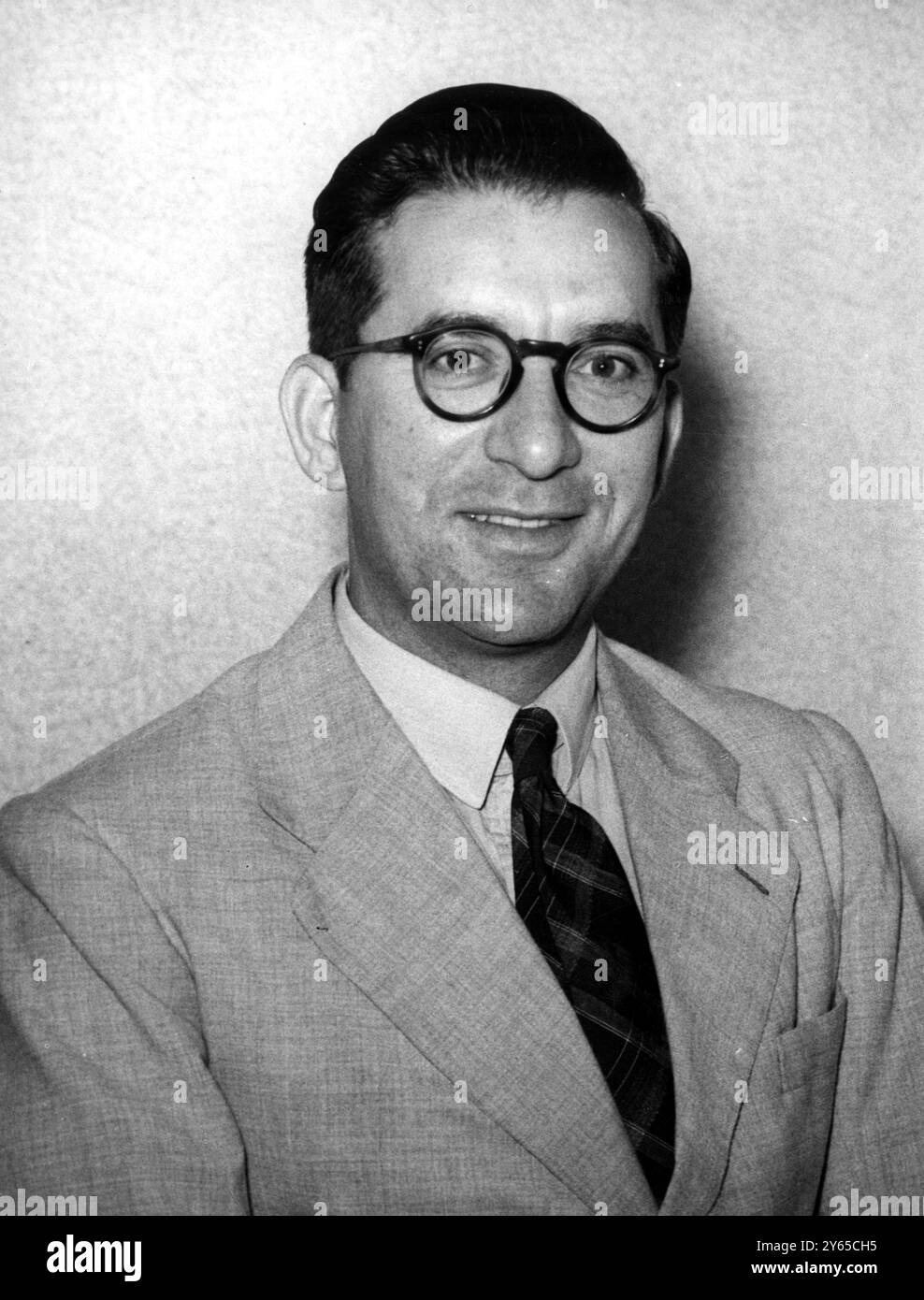 Dom Mintoff, il 33enne che ha annunciato le sue dimissioni da Vice primo Ministro di Malta. In una conferenza stampa tenutasi ieri sera a Londra, il signor Mintoff ha detto che le sue dimissioni erano dovute al fatto che il governo maltese non avrebbe promesso di resistere a un ultimatum inviato al governo britannico chiedendo: »Applicare gli aiuti al maresciallo a Malta o altrimenti». In qualità di ministro di governo più giovane dell' Impero, il signor Mintoff era responsabile della ricostruzione del partito laburista di Malta. 16 agosto 1949 Foto Stock