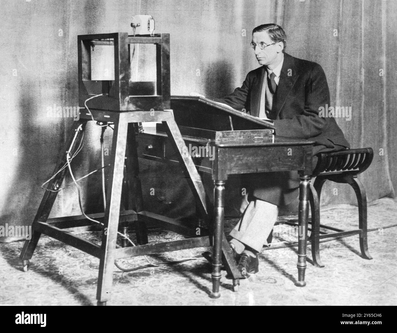 Eamon De Valera parla per radio da Dublino all'America dopo essere stato eletto nuovo presidente dello Stato libero d'Irlanda. 1932 - Irlanda Foto Stock