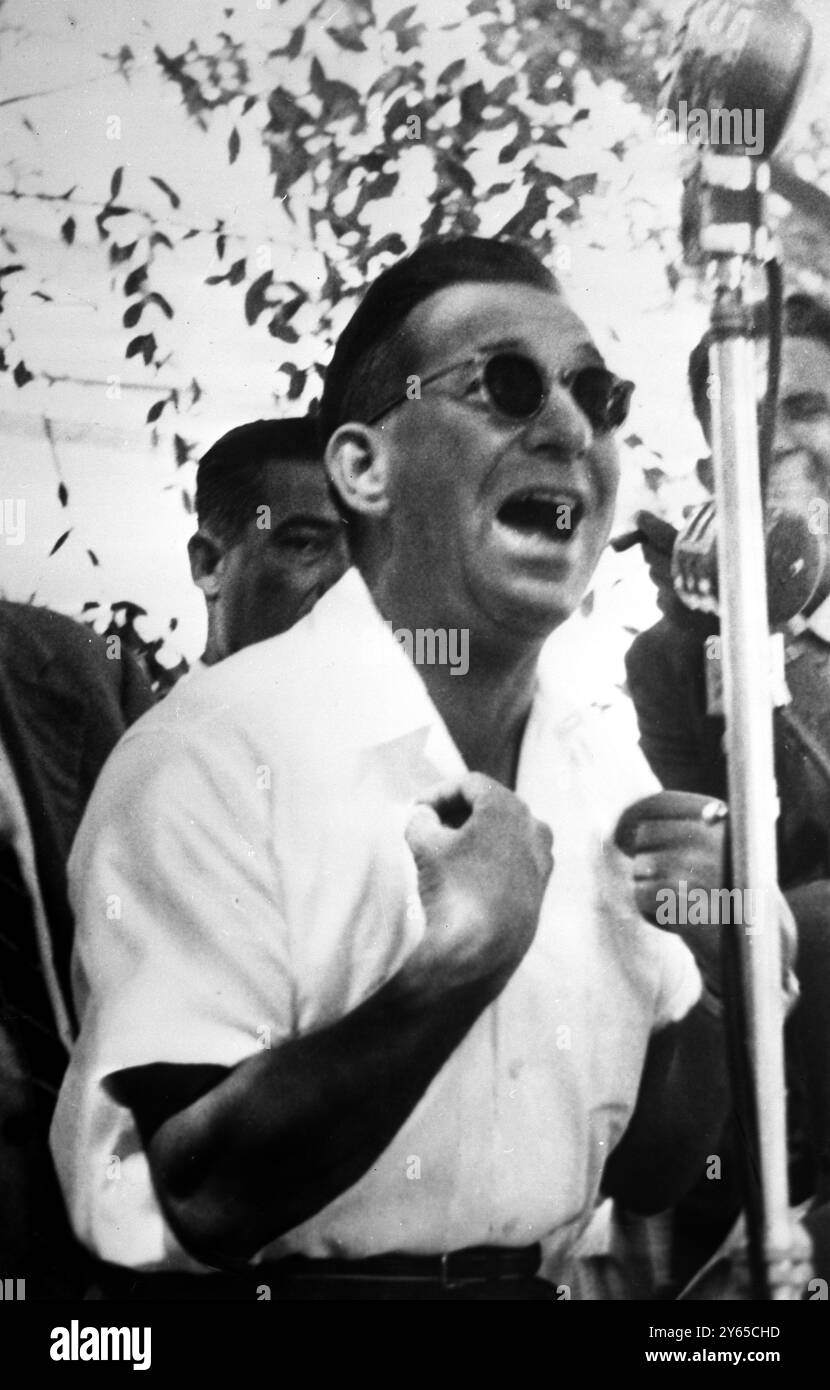 Valletta , Malta : il leader laburista maltese Dom Mintoff si rivolge a una grande folla di lavoratori maltesi mentre chiede la libertà per Malta . « Il leone britannico perde i denti e la pelliccia cade », ha detto. »Agli inglesi diciamo: »Lasciate Malta - prima è meglio!» Quasi 20 , 000 lavoratori si sono espressi a sostegno di Mintoff . 9 settembre 1959 Foto Stock