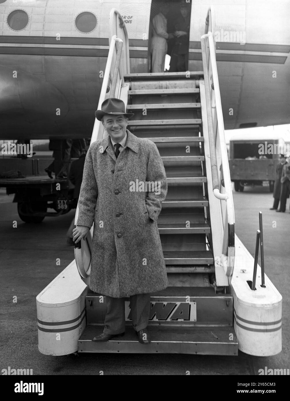 Maurice Evans , attore di origine britannica che ha ottenuto la foto al suo arrivo all' aeroporto di Londra da New York . È tornato dagli Stati Uniti per interpretare la parte del compositore vittoriano Arthur Sullivan nel nuovo film "Mr Gilbert and Mr Sullivan" del 31 marzo 1952 Foto Stock