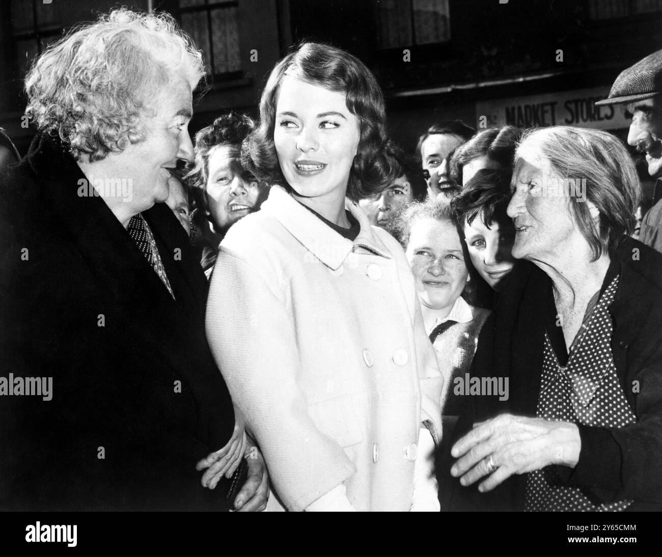 Jean Seberg incontra la gente di Cork - una star del cinema americano che visita Cork per la prima del topo che ruggiva in cui recita, incontra la gente della città irlandese nel mercato di Cork. Più tardi ha dovuto perdere la partecipazione a una conferenza stampa perché la parrucca che indossa qui, per coprire i capelli tagliati che aveva per il suo ruolo da studente nel film, è caduta accidentalmente nel bagno del suo hotel. - - - 28 settembre 1959 Foto Stock