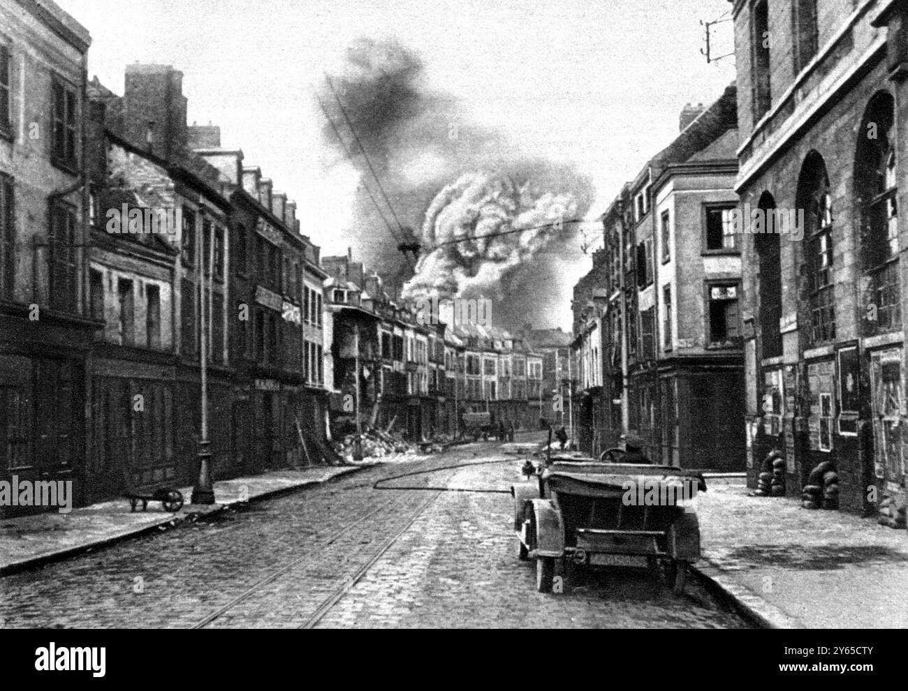 Il calvario da cui Amiens è stata liberata: Un proiettile tedesco scoppiò nella città 1918 prima guerra mondiale Foto Stock