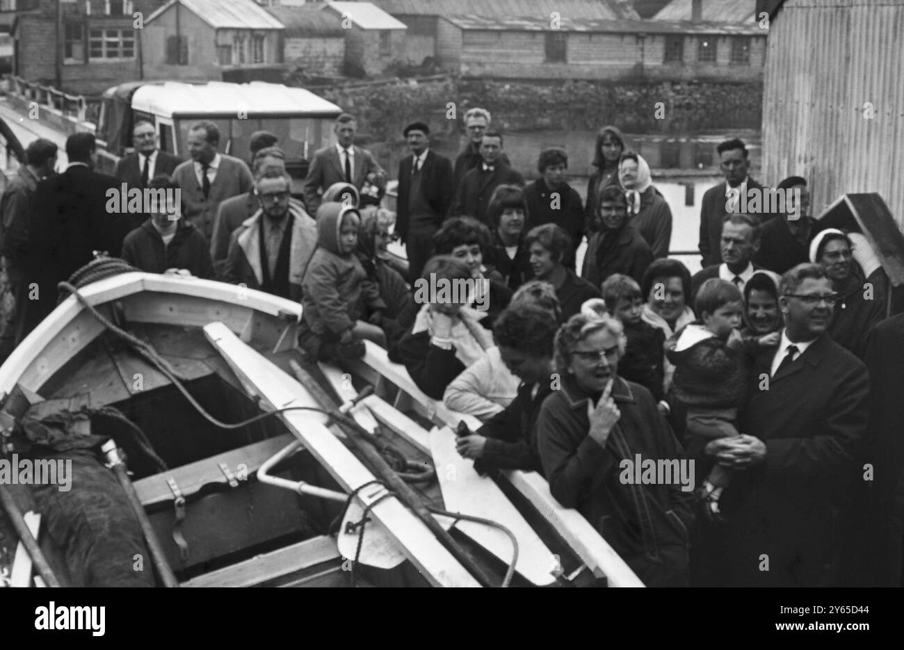 Isole Falkland foto scattata dalla nave, come una folla di Falkland Islanders vede al largo della nave d'ispezione britannica, John Biscoe, da Port Stanley, la capitale. 26 marzo 1968 Foto Stock
