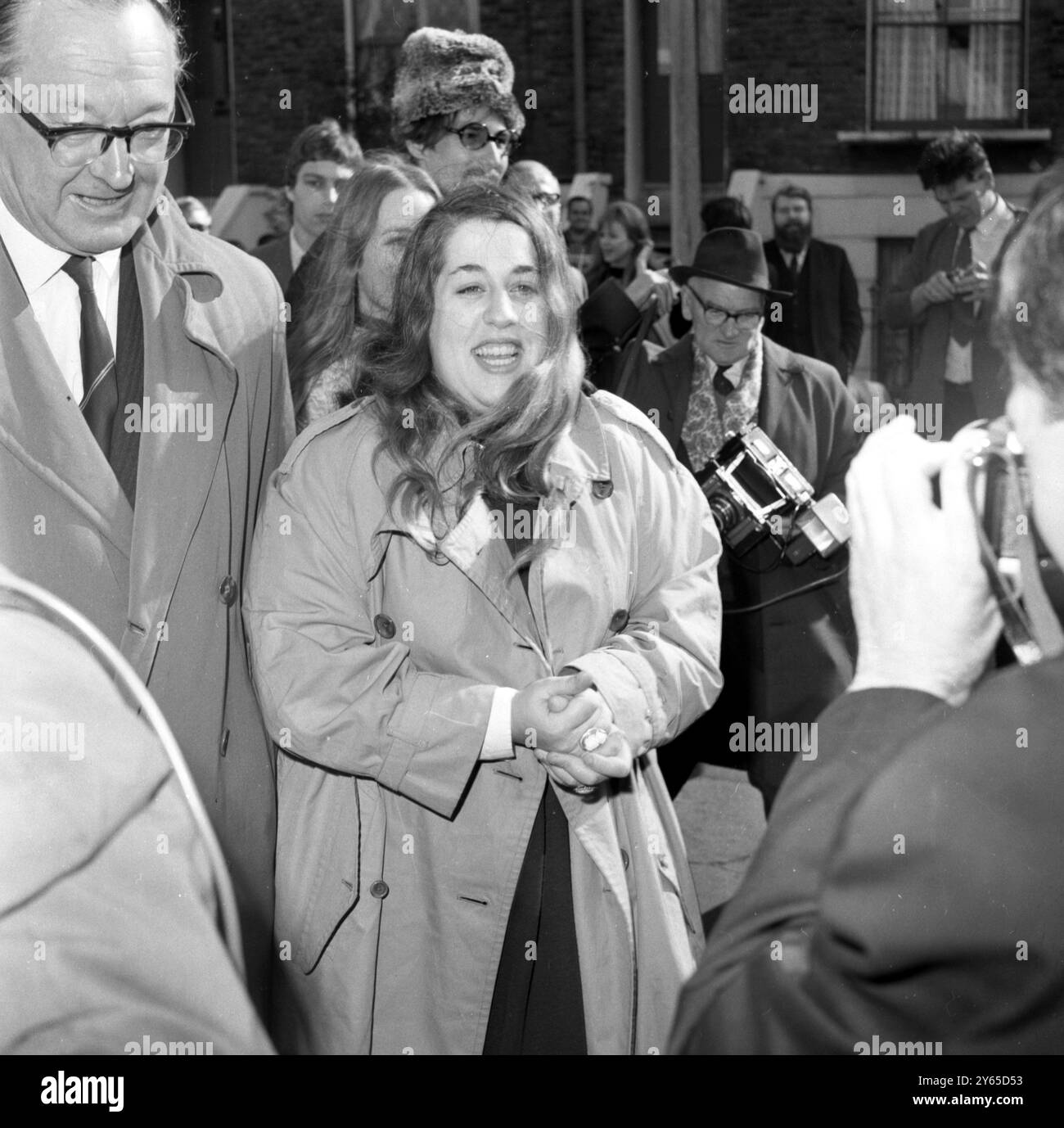Happy , sorridente ' Mamaa' Cass Elliot , la quindicenne cantante di pietra con il gruppo vocale americano The Mamas and the Papas dopo essere stata pubblicata oggi alla West London Magistrates' Court . Nel corso dell' udienza l' accusa ha deciso di non offrire alcuna prova contro la cantante di 26 anni, dopo essersi dichiarata ' non colpevole' di un' accusa di larceny. Cass è stata arrestata ieri all' arrivo a Southampton , quando lei e il suo gruppo sono salpati per promuovere il loro ultimo record . 6 ottobre 1967 Foto Stock
