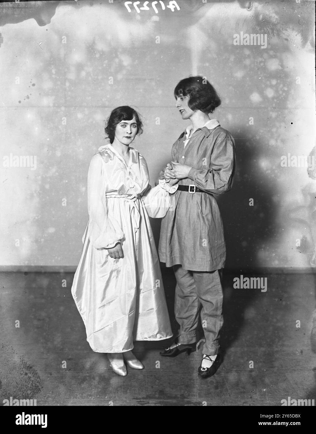 La Pantomima , Babes in the Wood , al Teatro Aldwych . Miss Edith Drayson nel ruolo di Marion e Chrissie Leonard nel ruolo di Robin Hood. Foto Stock