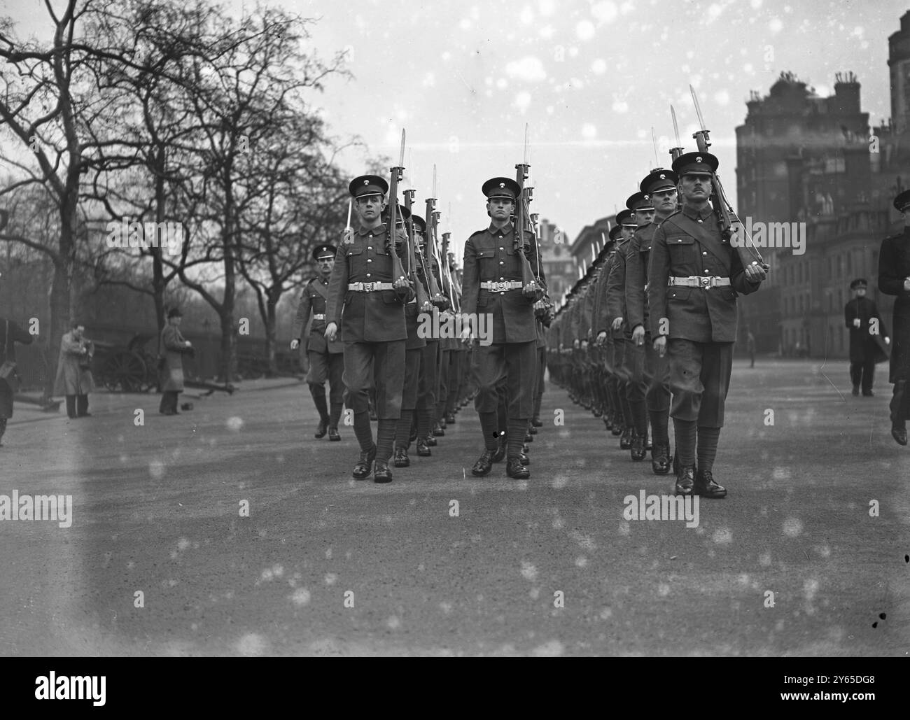 Dimostrazione della nuova esercitazione militare alla caserma di Wellington . « Tre » invece di « quattro » , una nuova formazione . Marciando in plotoni invece che in compagnie e lavorando in lunghezza d'armi, dando ad ognuno il margine necessario per prendere un ritmo pieno quando si sposta al fianco 16 marzo 1939 Foto Stock