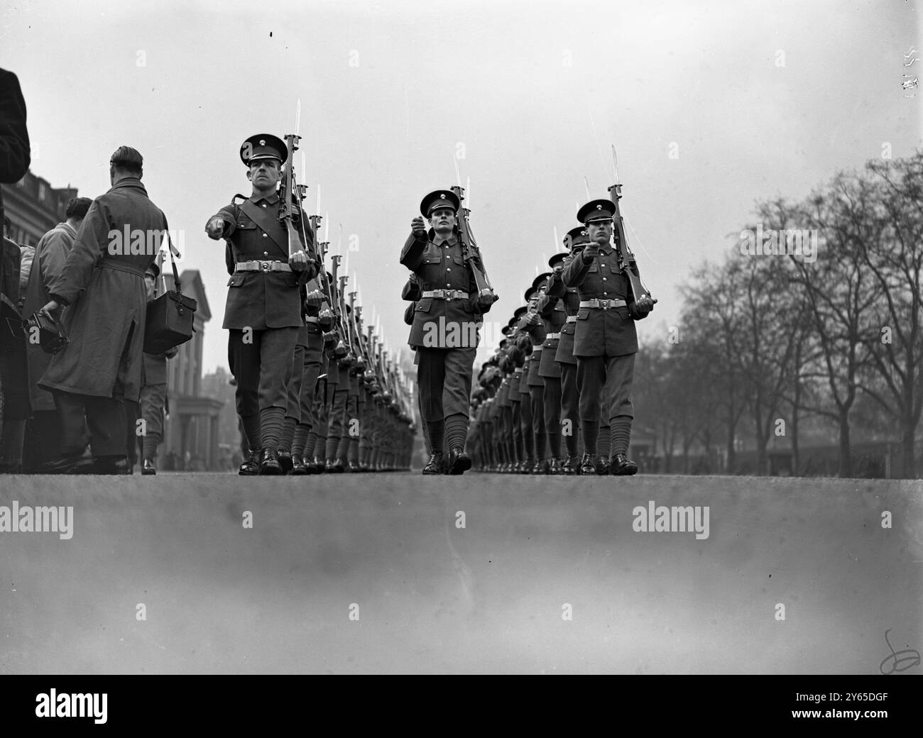 Dimostrazione di una nuova esercitazione militare alla caserma di Wellington. « Tre » invece di « quattro » , una nuova formazione . Marciando in plotoni invece che in compagnie e lavorando in lunghezza d' armi, dandovi reciprocamente il margine necessario per procedere a pieno ritmo quando ci si sposta al fianco. 16 marzo 1939 Foto Stock