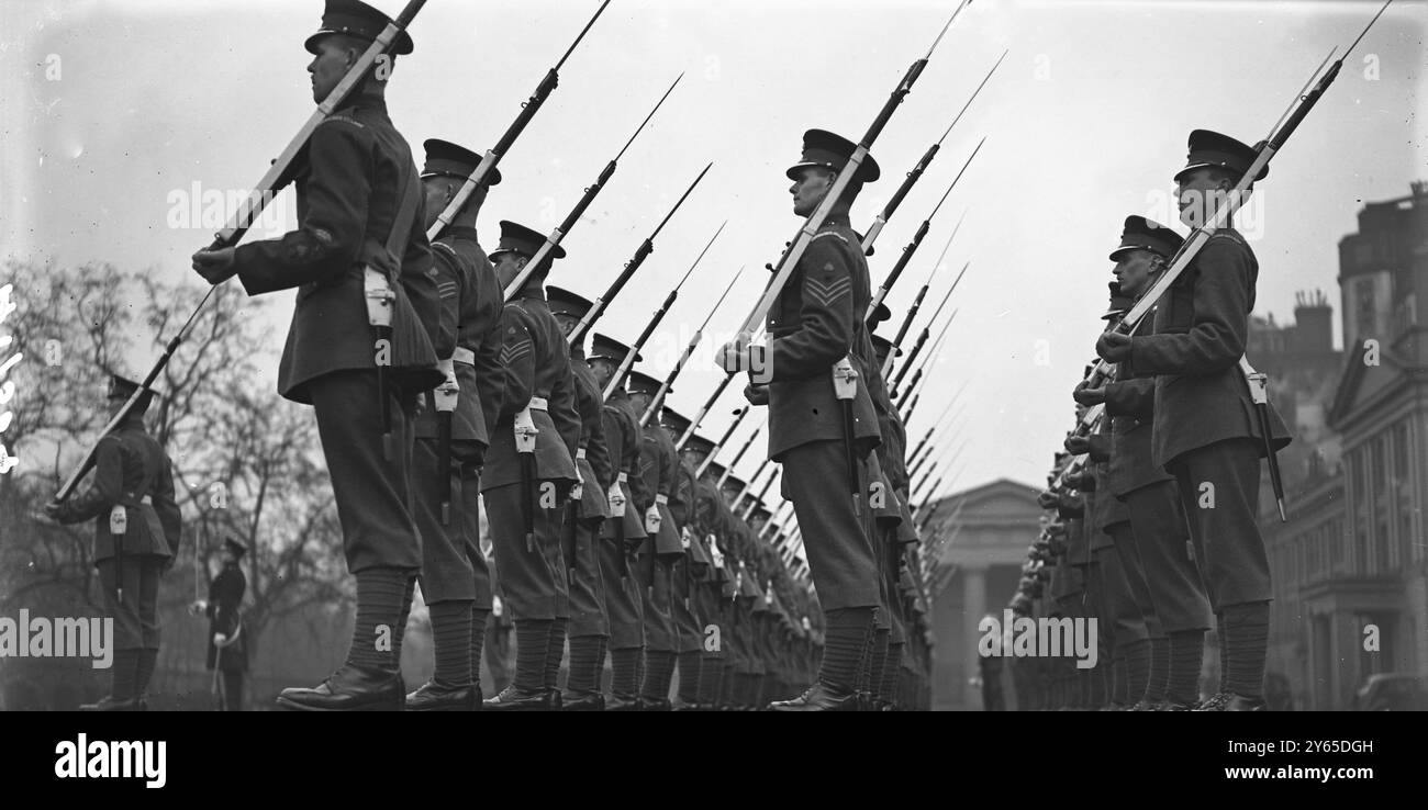 Dimostrazione di una nuova esercitazione militare alla caserma di Wellington. « Tre » invece di « quattro » , una nuova formazione . Marciando in plotoni invece che in compagnie e lavorando in lunghezza d' armi, dando ad ognuno il margine necessario per procedere a pieno ritmo quando si sposta al fianco. 16 marzo 1939 Foto Stock