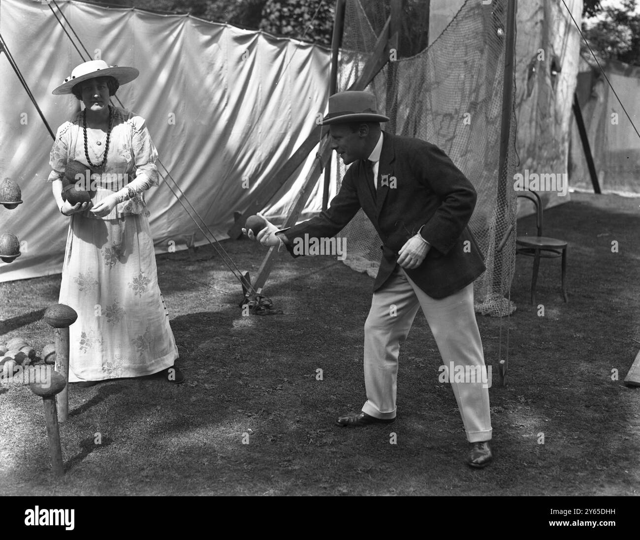 La festa del giardino teatrale ai giardini botanici Miss Gladys Storey e Mr Edmund Gwenn al cocco Shy . 1915 Foto Stock