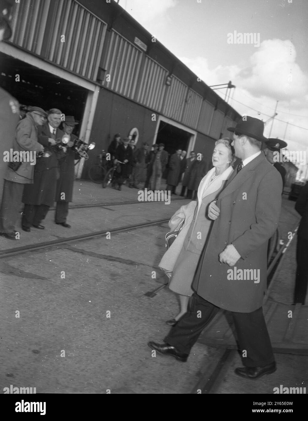 Una donna che si crede sia la signora Iris Mills, vedova di un ufficiale dell'esercito, arriva a Southampton dalla linea norvegese Venus. Un'ora dopo l'ex medico di Eastbourne, John Bodkin Adams, è tornato a terra dalla sua vacanza a Madeira. 12 marzo 1959 Foto Stock