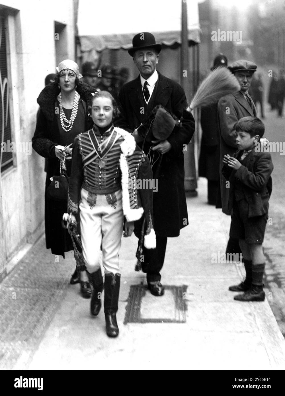 La regina frequentò il Victorian Court Matinee in cui la sua grande neice Lady Mary Cambridge era la regina Vittoria al Cambridge Theatre , Londra Photo Shows: Lord e Lady Londonderry arrivarono con la loro figlia Lady Mary Stewart , che prese parte al III Marchese di Londonderry . 29 marzo 1931 Foto Stock