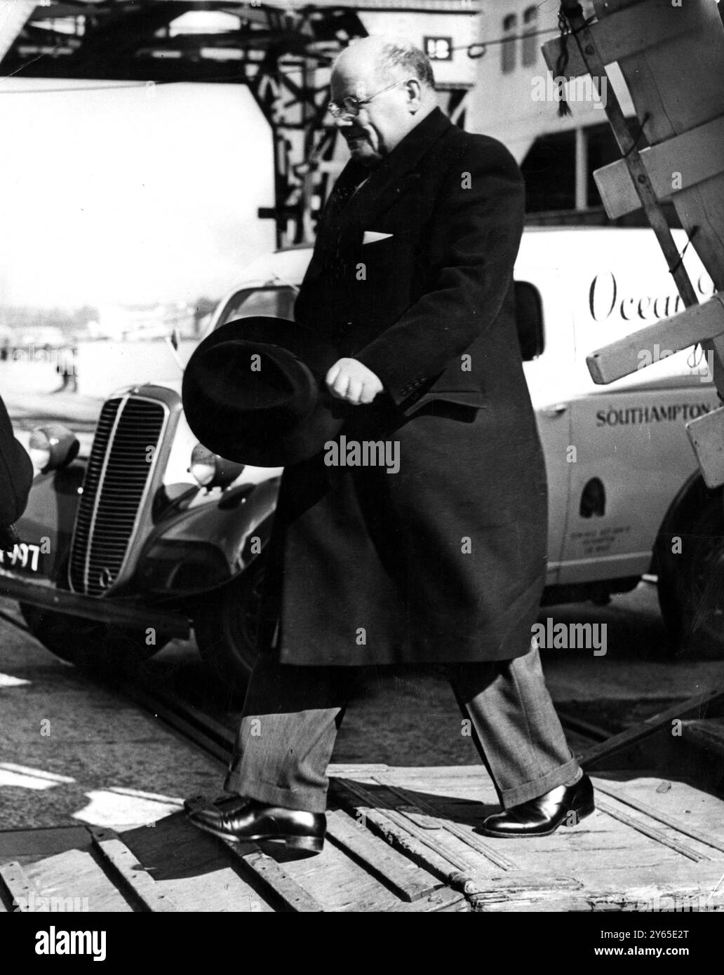 Il dottor John Bodkin Adams , ex medico di Eastbourne , arriva a terra dalla nave norvegese Venus a Southampton . Sta tornando da tre settimane a Madeira . 12 marzo 1959 Foto Stock