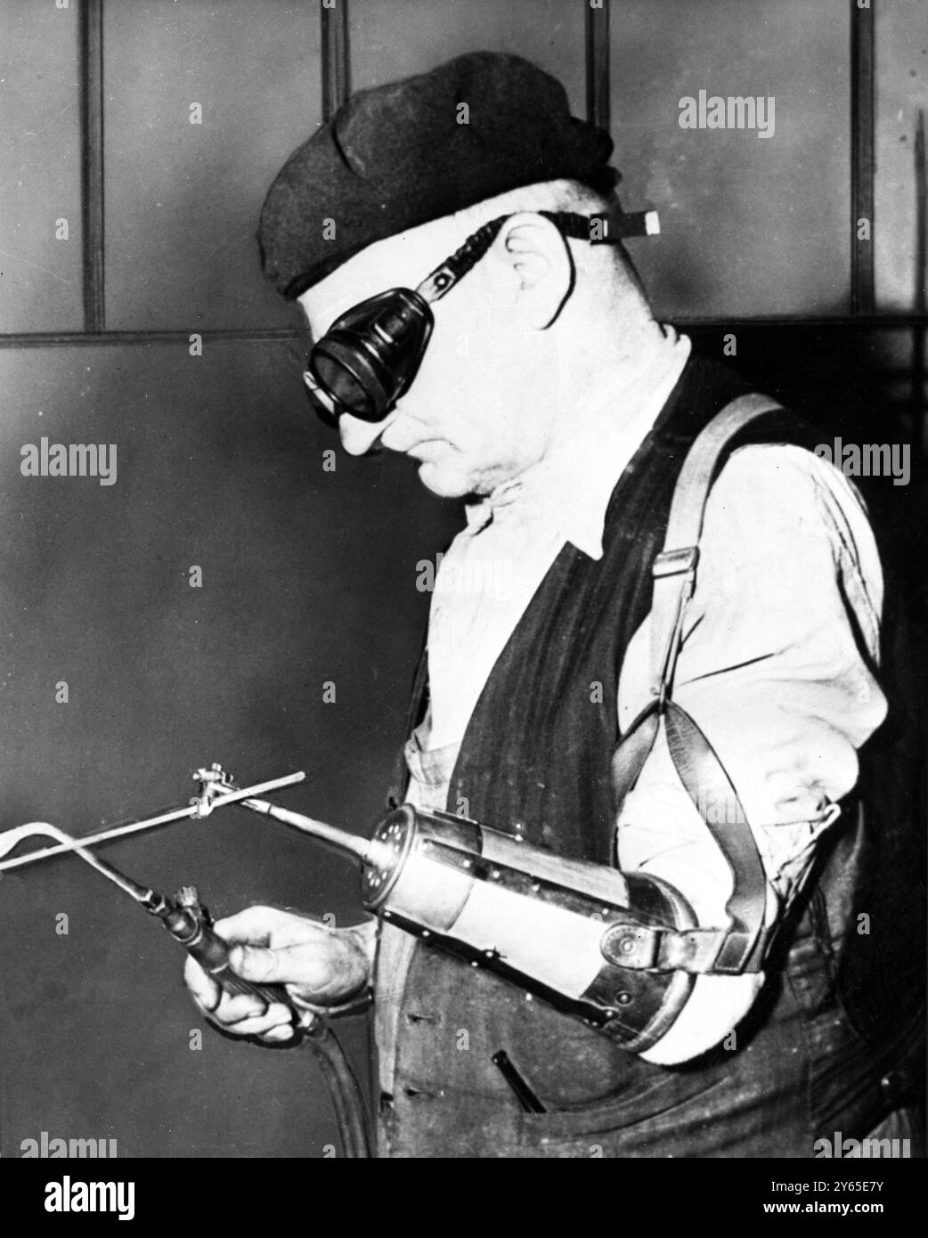 Remploy Ltd con un piccolo adattamento questo uomo con una mano è in grado di fare un lavoro di saldatura insieme a qualsiasi altro lavoratore . È uno dei fortunati impiegati nella Remploy Ltd Enterprises . Londra 6 dicembre 1968 Foto Stock