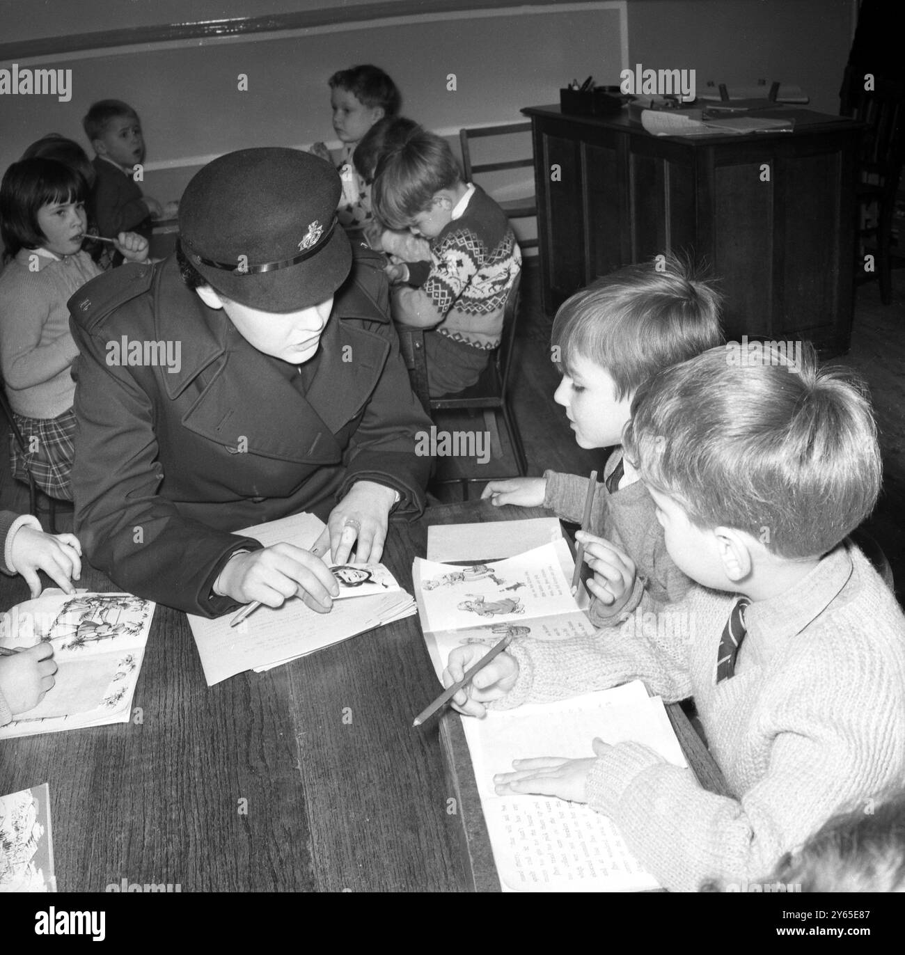 Brenda Hunt, poliziotta, mostra una foto di Diane Tift scomparsa di 5 anni ai giovani scolari quando la polizia ha visitato la Blakenall Heath Primary School . Bloxwich , per interrogare i bambini nella loro ricerca di Diane . E' scomparsa nel giro di pochi minuti dopo aver lasciato la casa di sua nonna. 3 gennaio 1966 Foto Stock