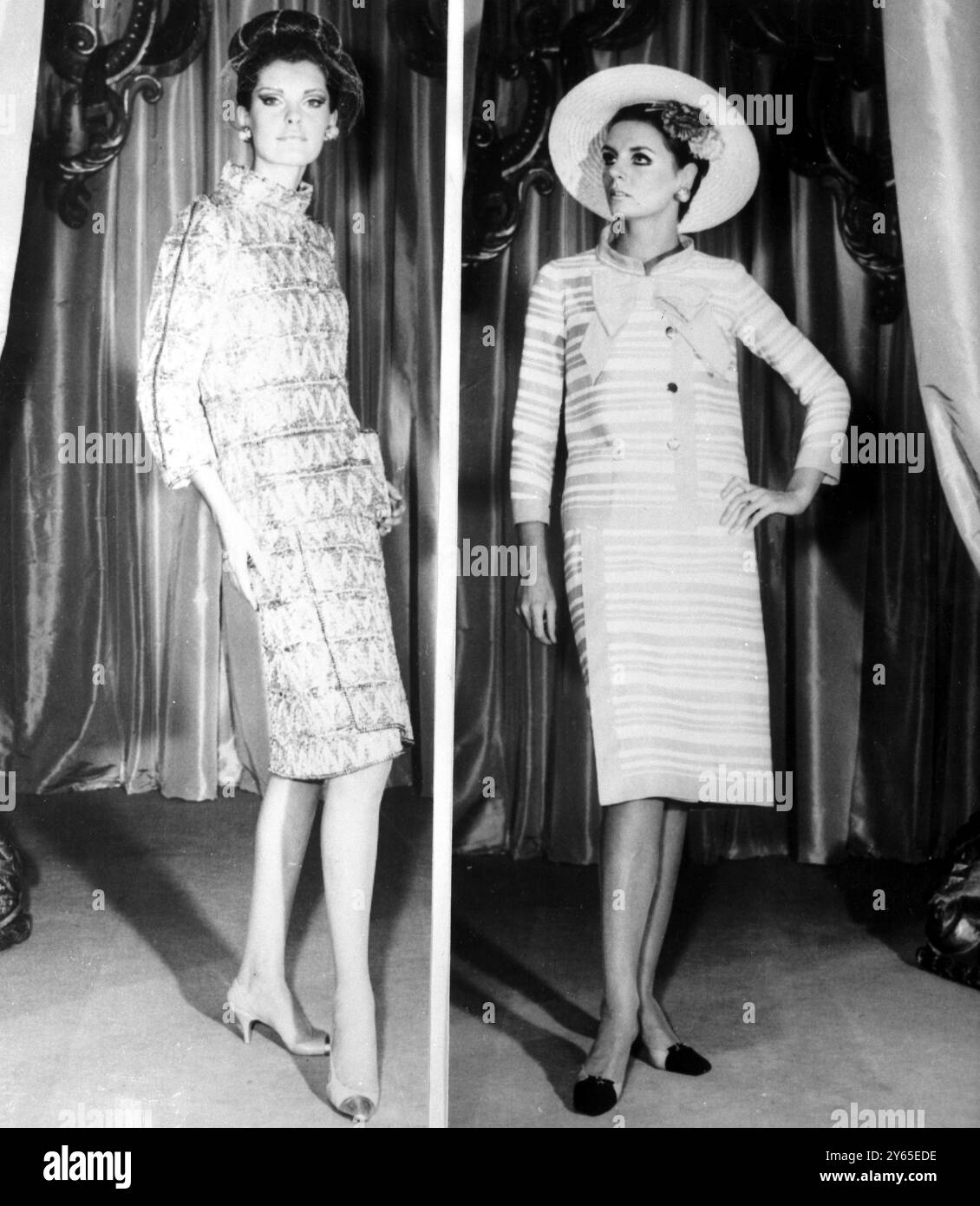 Alla mostra parigina della Collezione Primavera ed Estate 1967 di Chanel sono questi due modelli. A sinistra: Abito da sera in tessuto dorato "fusa" e paglia con gonna avvolgente, giacca lunga e sottile a colletto alto e maniche 7/8 . La "corona" di capelli veri è intrecciata con un nastro d'oro. A destra: Un abito a strisce bianche e rosa di Bouton , che mostra una gonna avvolgente . La giacca è bordata in lino rosa, così come colletto e fiocco . Un sombrero spagnolo di paglia rosa con garofano rosa sotto l'orlo completa l'insieme. 27 gennaio 1967 Foto Stock