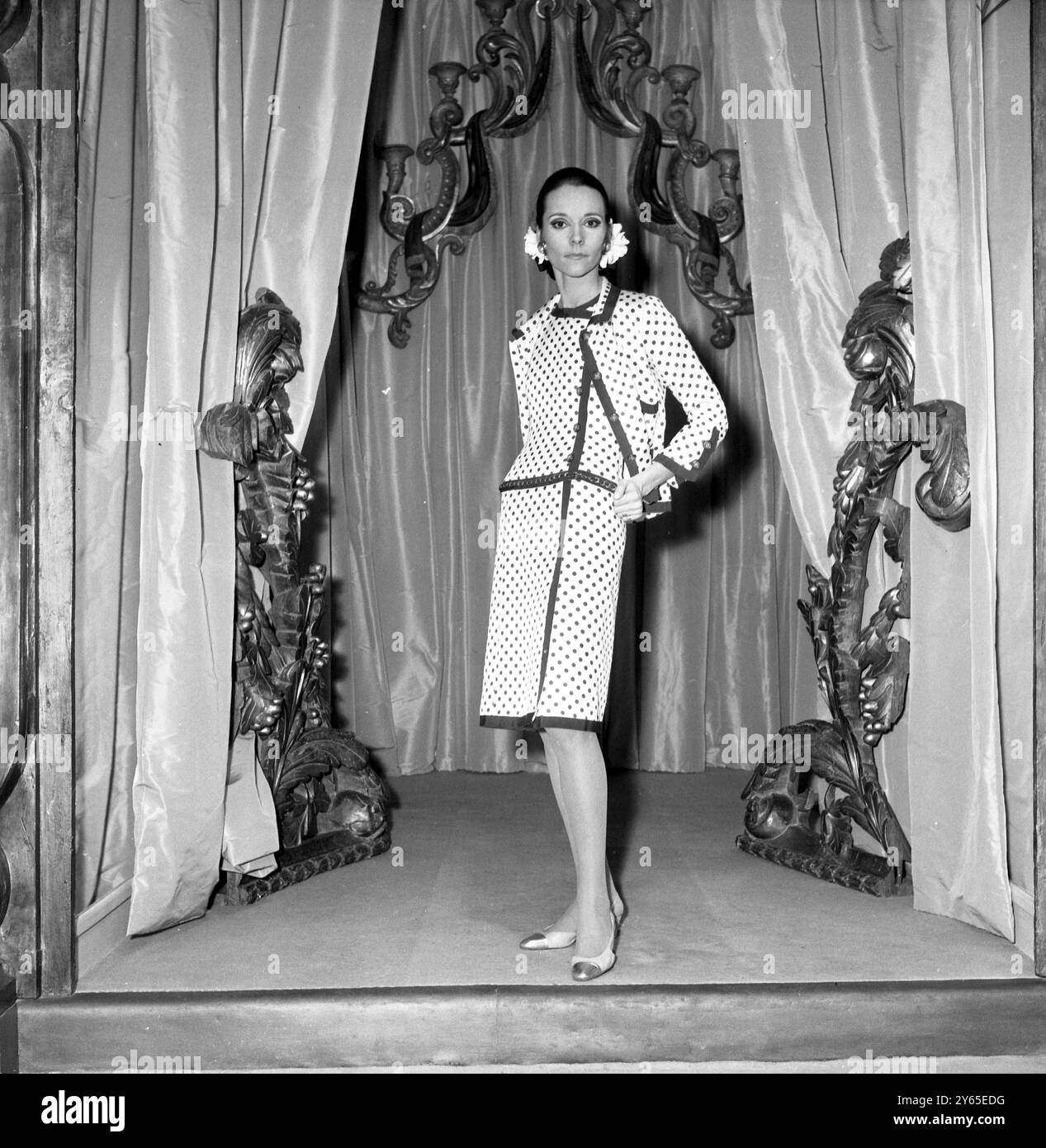 Parigi: Questo ensemble di seta bianca con puntini blu navy della collezione Sprintg and Summer 1968 di Coco Chanel mostra una giacca sottile sopra l'abito. Tasche bordate con seta blu navy . 31 gennaio 1968 Foto Stock