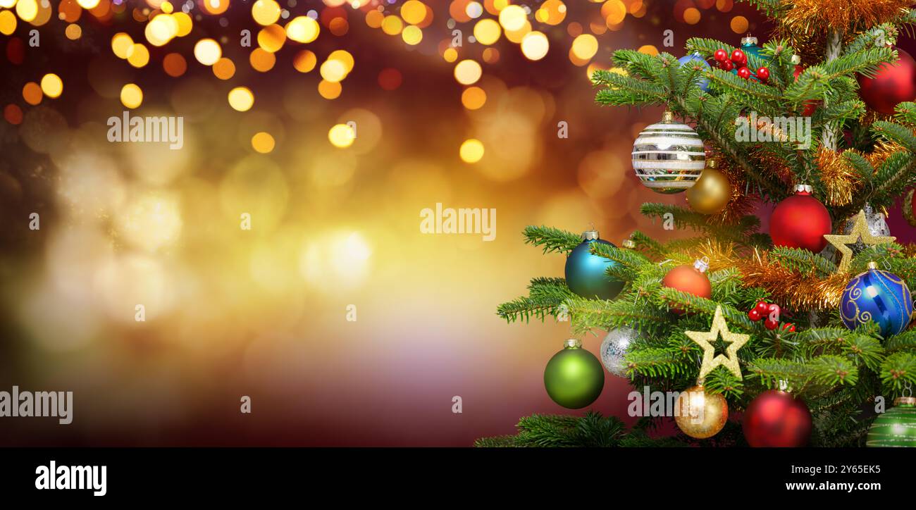Festosa scena natalizia elegante con il primo piano di abete con ornamenti e sfondo fantasy illuminato con molte luci calde e sfocate Foto Stock
