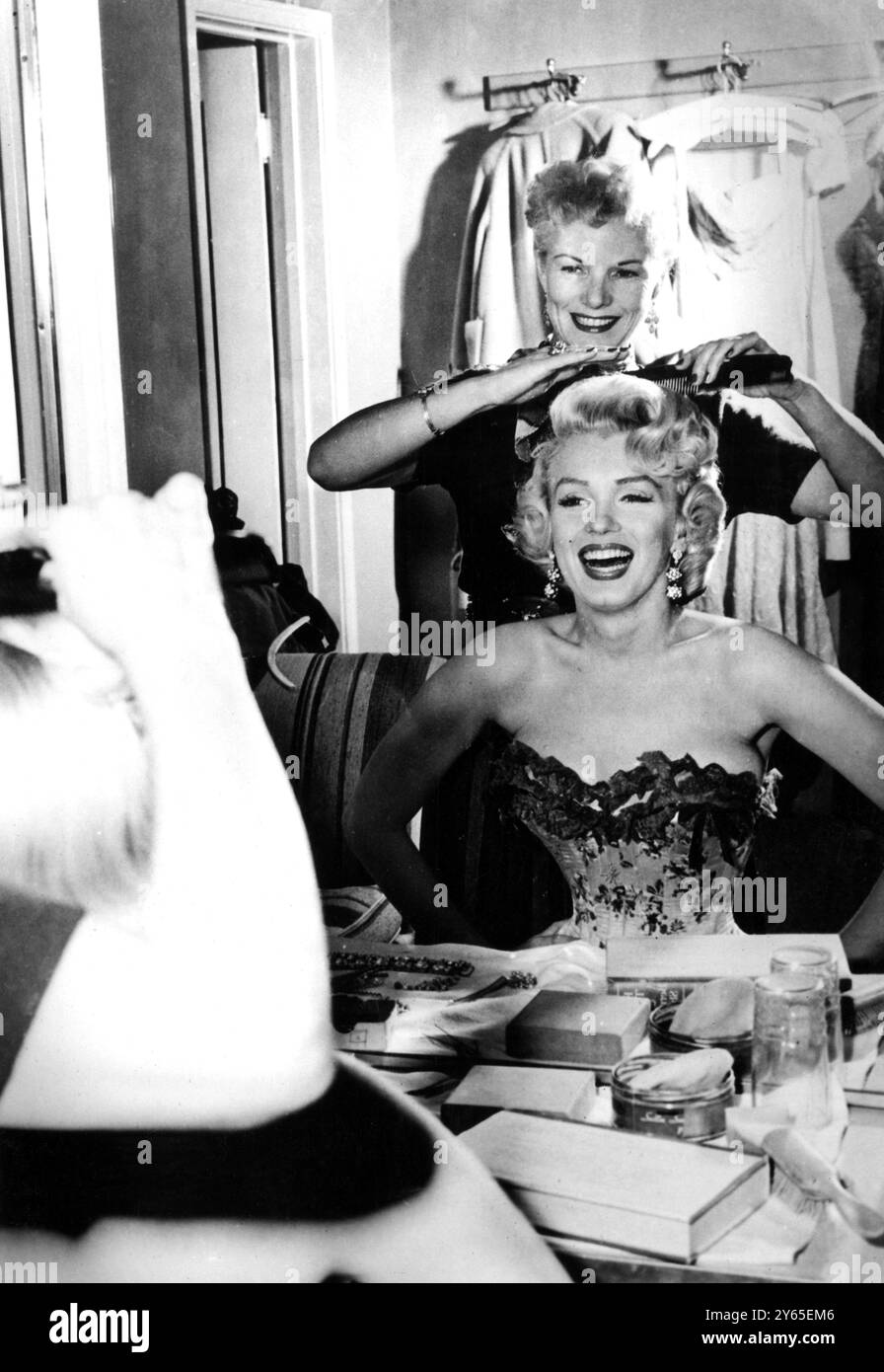 Il parrucchiere Gladys McAllister disegna i capelli di Marilyn Monroe Foto Stock