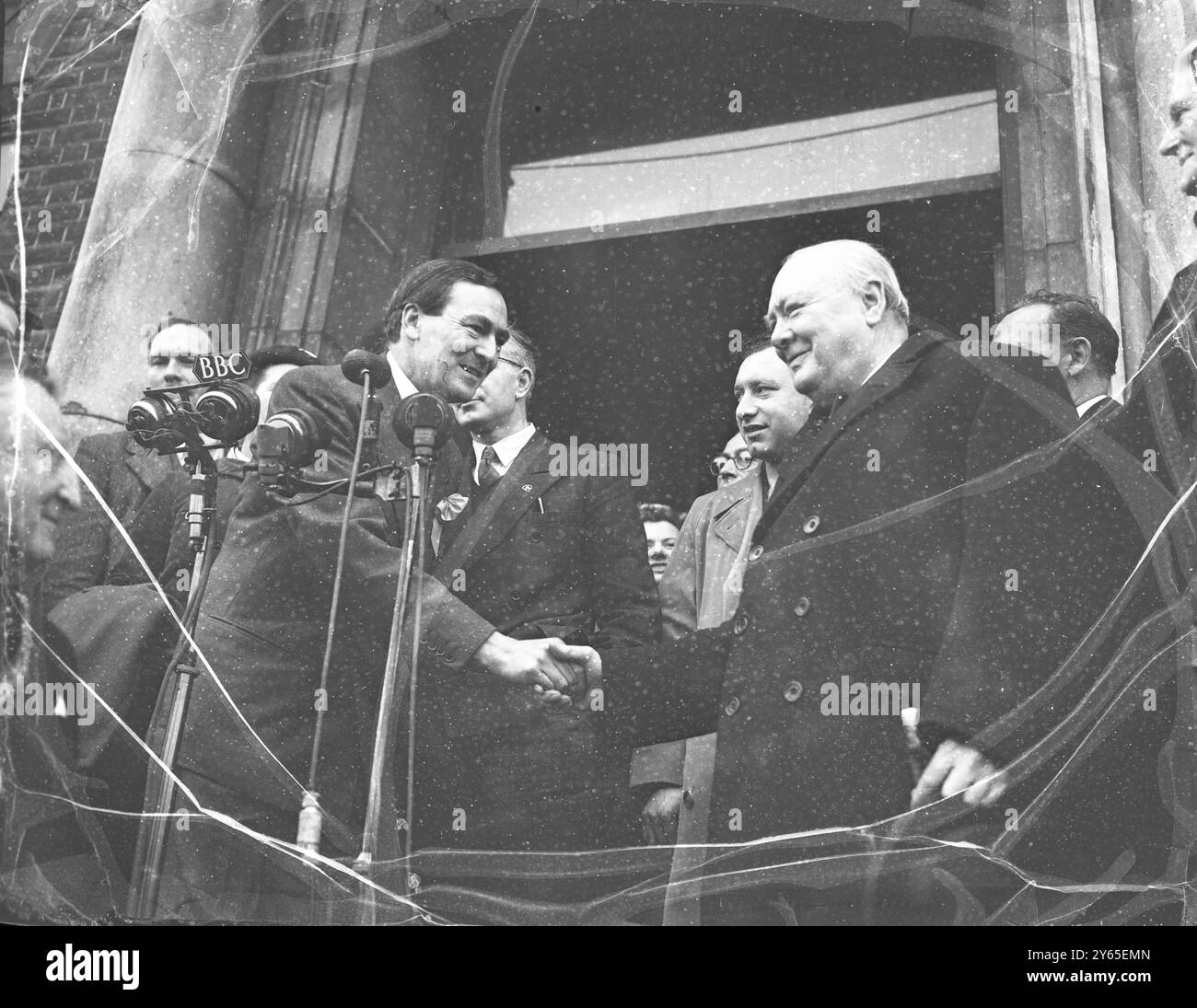 Congratulazioni per Churchill dall'oppositore liberale. Winston Churchill è stato riportato nel suo collegio elettorale di Woodford , Essex , alle elezioni generali e ha ricevuto le congratulazioni dei suoi oppositori per l' annuncio dei risultati . Howard Davies , il candidato liberale di Woodford ( a sinistra ) , si congratula con il signor Churchill . 24 febbraio 1950 Foto Stock