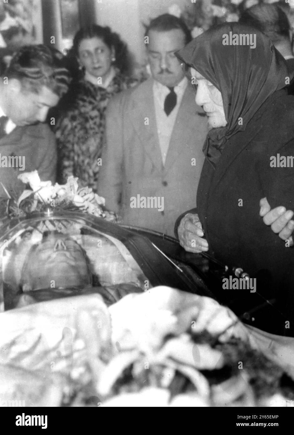Morte di Eva Peron una vecchia donna di 105 anni guarda attraverso il coperchio di vetro della bara sul volto di Eva Peron , che si trova in stato presso il Ministero del lavoro e del Welfare di Buenos Aires . La donna voleva vederla in segno di gratitudine per il lavoro svolto da Eva Peron per ottenere una pensione di vecchiaia. La Confederazione del lavoro l'ha portata da la Plata per soddisfare il suo desiderio di vedere la venerata Eva per la prima e l'ultima volta . 5 agosto 1952 Foto Stock