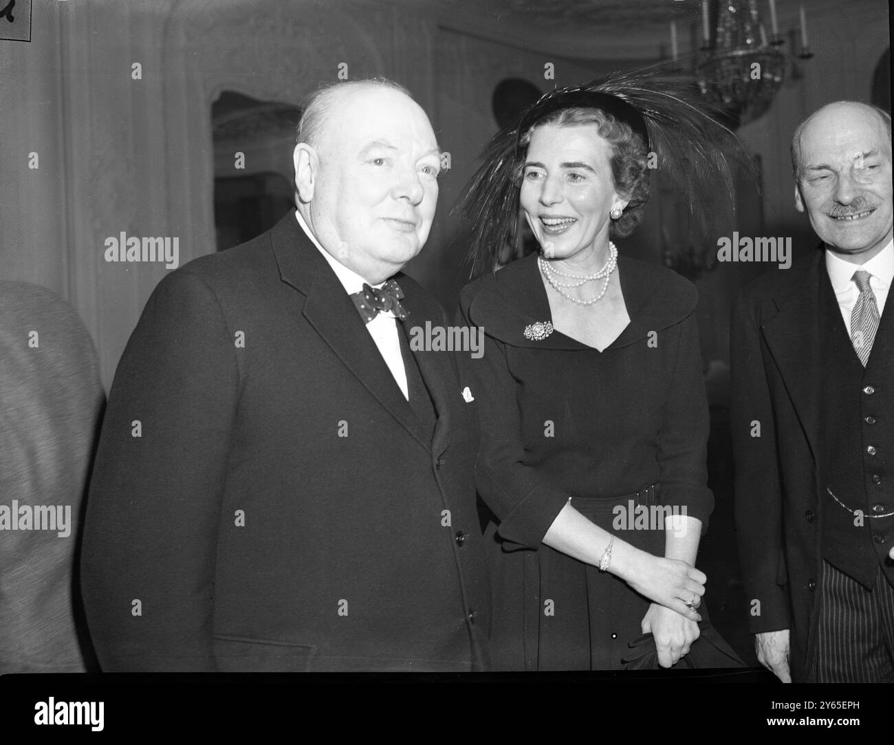 Il re e la regina danesi celebrano il compleanno di Winston Churchills con il pranzo il signor Winston Churchill , figura leggendaria della politica britannica , ha raggiunto oggi i suoi tre quarti di secolo e il suo 75° compleanno è stato accolto da congratulazioni da tutte le parti del mondo . Fu intrattenuto ad un pranzo di compleanno dal Re e Regina Re di Danimarca qui in visita privata , presso l'Ambasciata danese, il signor Winston Churchill, fotografato con la Regina Ingrid di Danimarca presso l'Ambasciata danese, Pont Street, Londra, 30 novembre 1949 Foto Stock