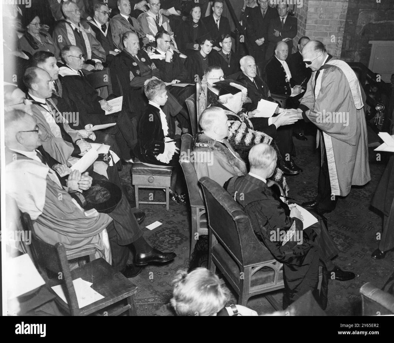 Winston Churchill parla alla Conferenza del governo locale conservatore il Partito Conservatore ha tenuto la loro conferenza sugli affari del governo locale presso Friends Meeting House di Londra , prima della loro conferenza di partito fuori misura a Earls Court qui il signor Winston Churchill leader dei Conservatori ha parlato alla conferenza , 11 ottobre 1949 Foto Stock