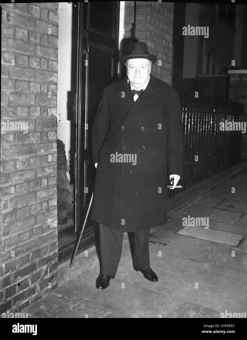 Vincitore a Londra della grande lotta Winston Churchill , leader del Partito Conservatore , è arrivato a Londra dalla sua casa di campagna a Westerham , Kent, per condurre la campagna elettorale nelle prossime elezioni generali Winston Churchill posa per il fotografo al suo arrivo nella sua residenza di Hyde Park Gate , Londra 25 gennaio 1950 Foto Stock