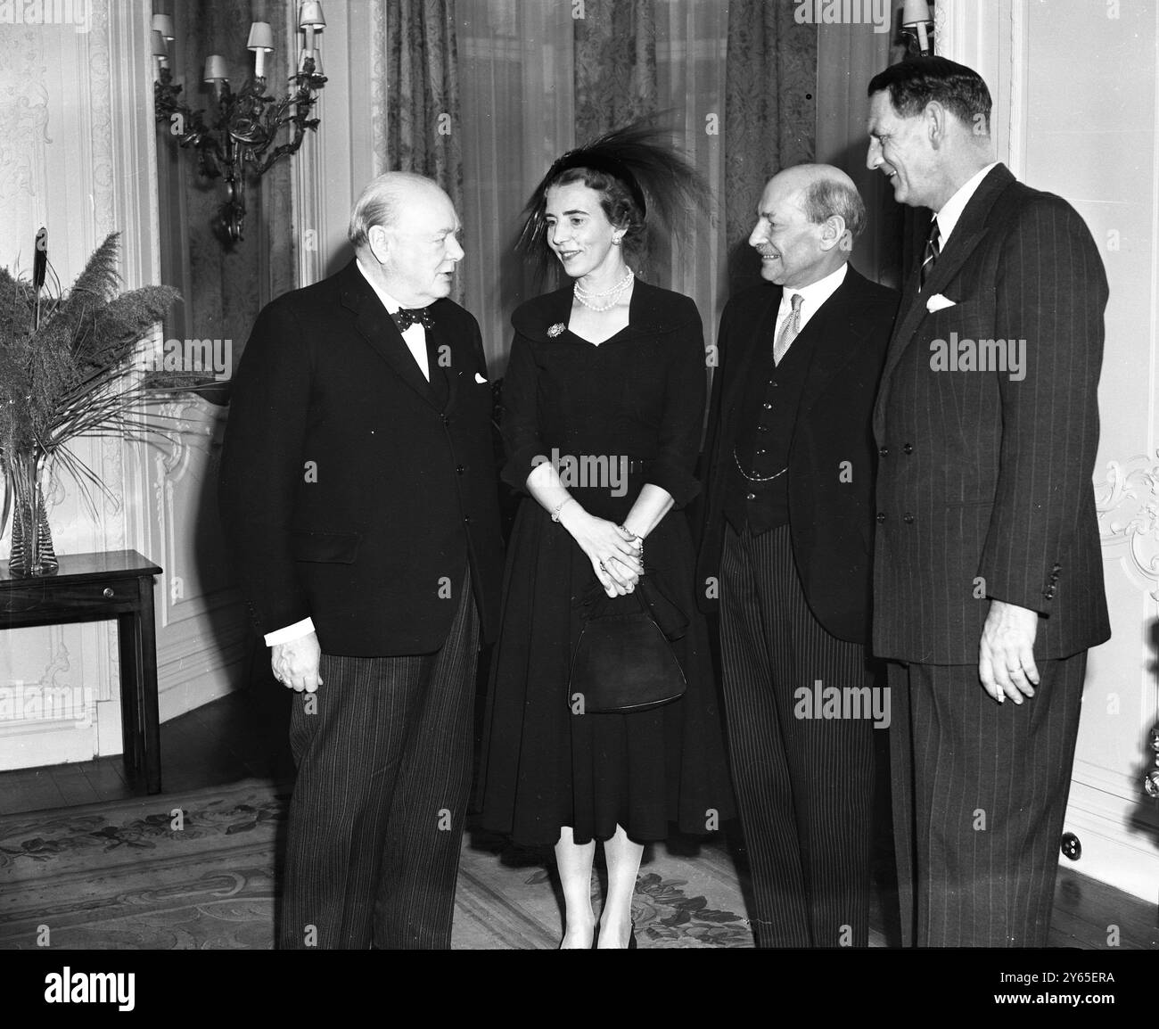 Il re e la regina danesi celebrano il compleanno di Winston Churchills con il pranzo il signor Winston Churchill , figura leggendaria della politica britannica , ha raggiunto oggi i suoi tre quarti di secolo e il suo 75° compleanno è stato accolto da congratulazioni da tutte le parti del mondo . Il re e la regina re di Danimarca hanno offerto qui un pranzo di compleanno in occasione di una visita privata , presso l' ambasciata danese presso l' ambasciata danese per il pranzo di compleanno . Da sinistra a destra Winston Churchill , Quneen Ingrid di Danimarca , Attlee il primo Ministro e Re Federico di Danimarca 30 novembre 1949 Foto Stock