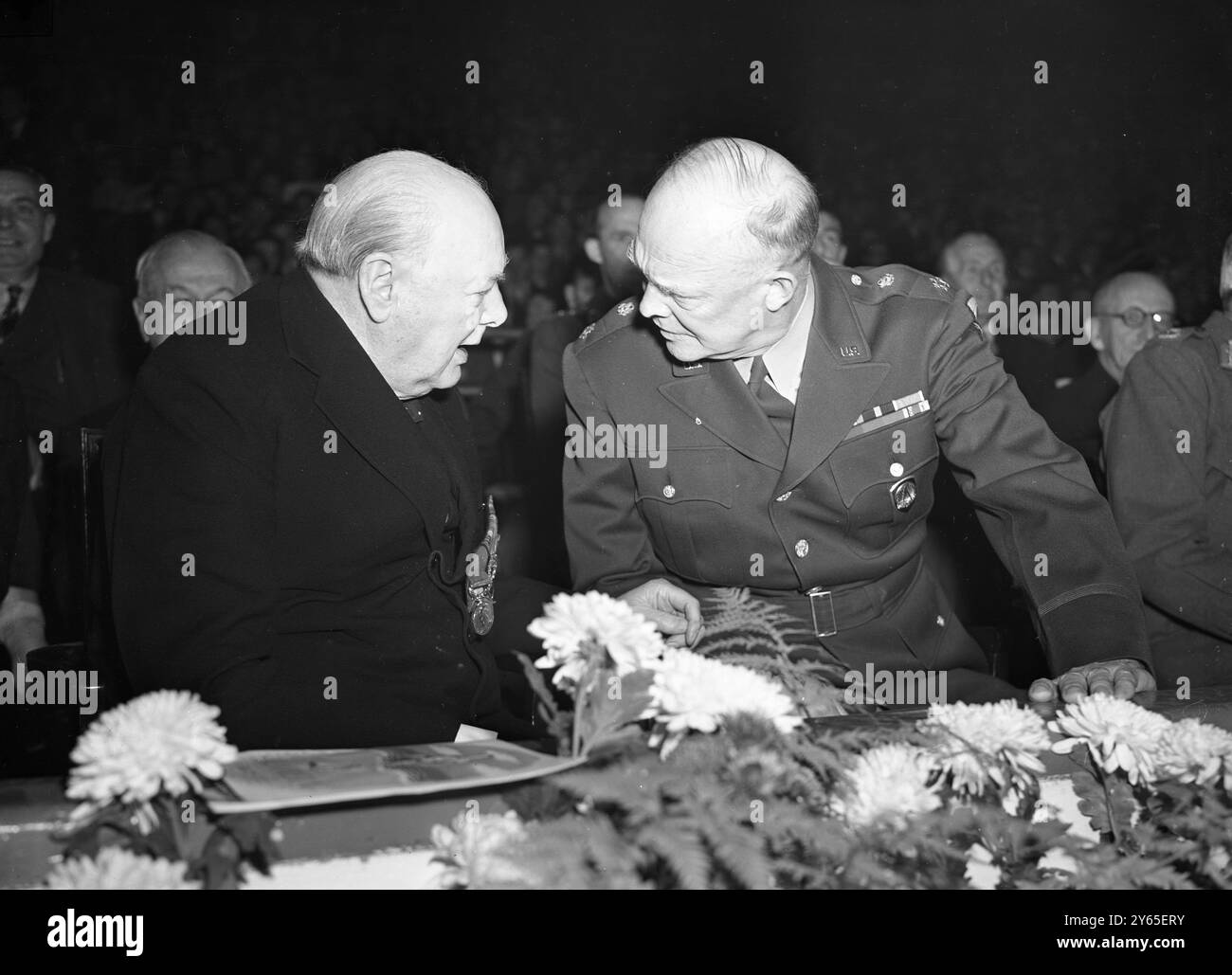 Il generale Eisenhower frequenta la riunione di El Alamein a Londra . Winston Churchill e il generale Eisenhower chiacchierano alla riunione . 19 ottobre 1951 Foto Stock