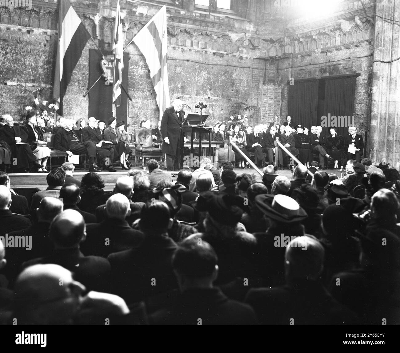 Holland Honours Mr Churchill con la presentazione della medaglia Grotius in una cerimonia tenutasi a Guildhall , Londra , presieduta dal Lord Sindaco Sir George Aylwsn , Winston Churchill è stato insignito della medaglia d' oro Grotius da un rappresentante dell' equivalente olandese dell' Associazione delle Nazioni Unite , la Vereeniging voor Internationale Rechtsorde . La medaglia è stata istituita nel 1925, in occasione del 300° anniversario della pubblicazione del De jure belli et Pacie di Hugo Grotius , che ha gettato le basi del diritto internazionale Winston Churchill rende il suo discorso di ringraziamento essendo stato presentato con t Foto Stock