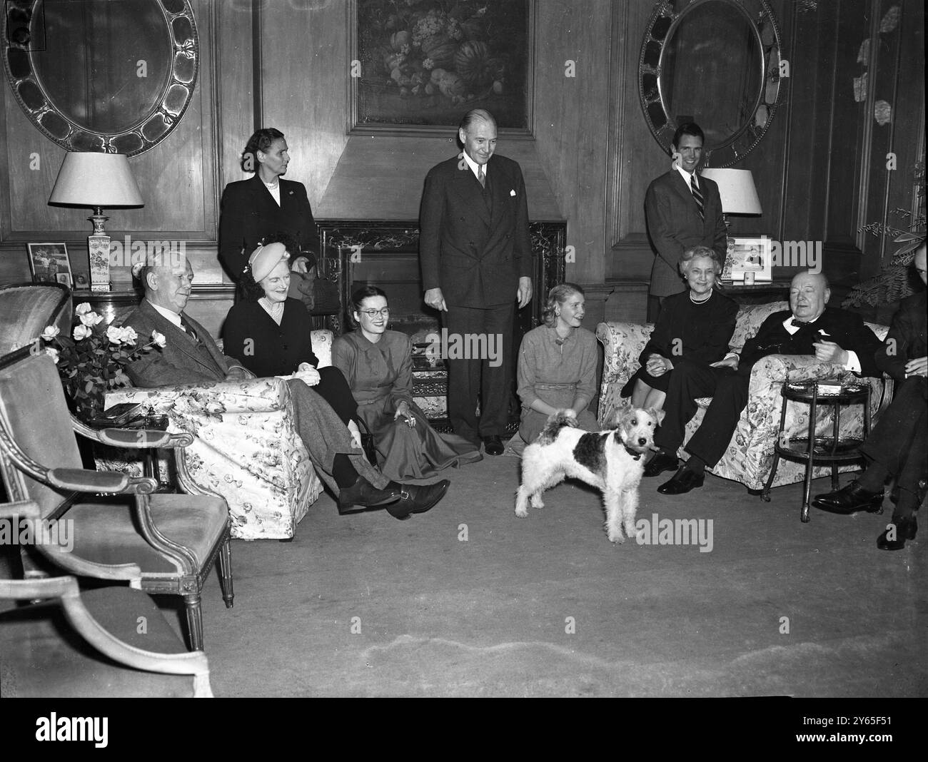 Churchill e il maresciallo si incontrano a Luncheon i signori e la signora Churchill sono stati tra gli ospiti ad un pranzo tenuto al Princes Gate di Londra dall' ambasciatore degli Stati Uniti Lewis Douglas . Anche il Segretario di Stato americano George Marshal era presente e ha avuto una lunga chiacchierata informale con Churchill , il signor Marshall torna a Parigi per l' Assemblea delle Nazioni Unite un' immagine informale della festa nella residenza del Principe di Lewis Douglas . Da sinistra a destra Mr George Marshall , Mrs Churchill ( seduta ) , Mrs Lewis Douglas , ( in piedi ) , Mrs James Douglas , al piano , sig. Lewis Douglas , Miss Sharman Foto Stock
