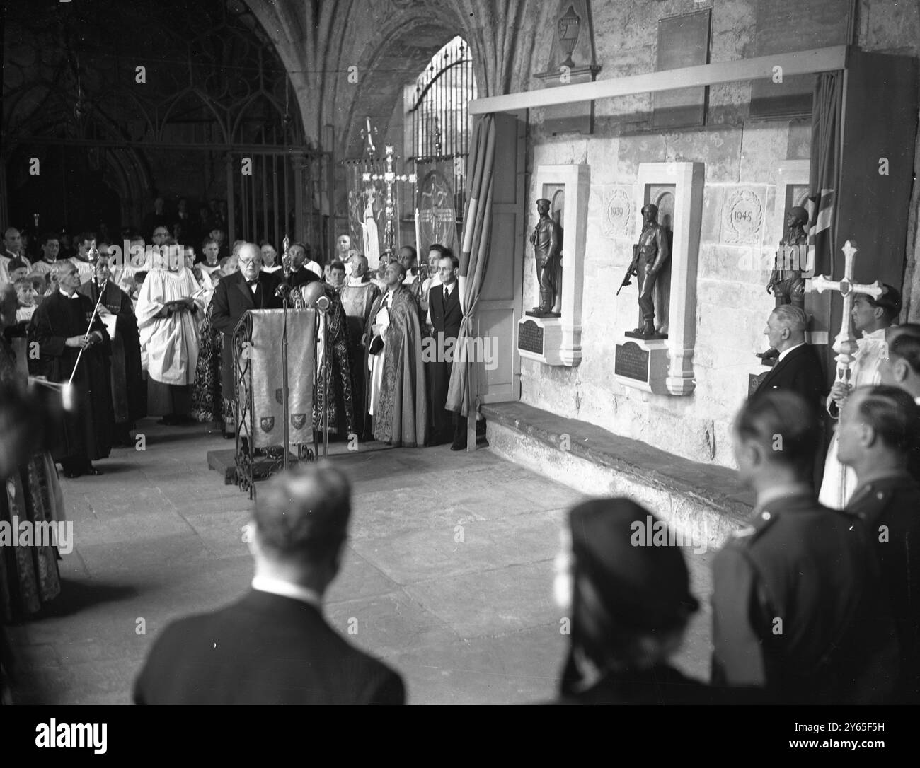 Churchill svela l' Abbey War Memorial Un monumento commemorativo all' Abbazia di Westminster , agli ufficiali e ai rating del ramo sottomarino della Royal Navy , che persero la vita nelle guerre del 1914-18 e del 1939-45 , e a tutti i ranghi dei Commandos e delle forze aviotrasportate uccisi nella guerra del 1939-45 fu svelato da Winston Churchill leader della guerra britannica . Il monumento è costituito da tre figure di bronzo, alte tre piedi, volute dal signor Gilbert Ledward. Essi rappresentano un sommergibile in guardia, un Commando con la pistola tommy pronta per l'azione e un paracadutista in equipaggiamento completo. Sono collocate su blocchi di pietra Foto Stock