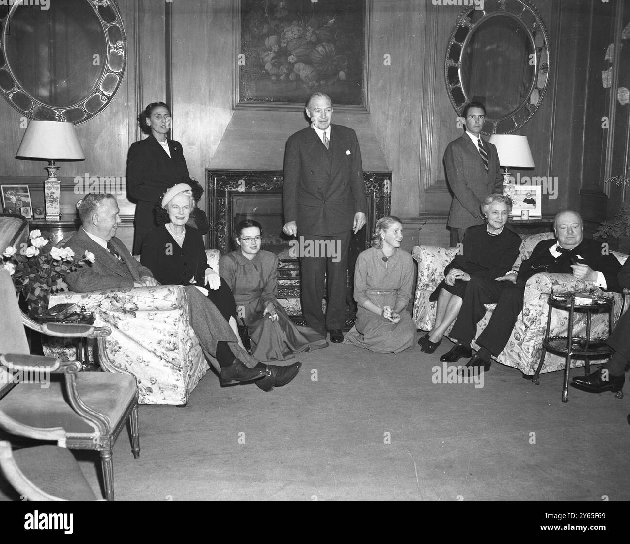Churchill e il maresciallo si incontrano a Luncheon i signori e la signora Churchill sono stati tra gli ospiti ad un pranzo tenuto al Princes Gate di Londra dall' ambasciatore degli Stati Uniti Lewis Douglas . Anche il Segretario di Stato americano George Marshal era presente e ha avuto una lunga chiacchierata informale con Churchill , il signor Marshall torna a Parigi per l' Assemblea delle Nazioni Unite un' immagine informale della festa nella residenza del Principe di Lewis Douglas . Da sinistra a destra Mr George Marshall , Mrs Churchill ( seduta ) , Mrs Lewis Douglas , ( in piedi ) , Mrs James Douglas , al piano , sig. Lewis Douglas , Miss Sharman Foto Stock