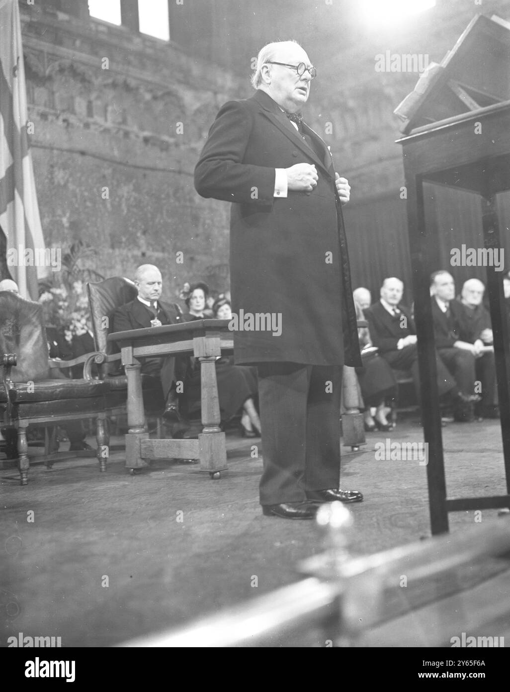 Holland Honours Mr Churchill con la presentazione della medaglia Grotius in una cerimonia tenutasi a Guildhall , Londra , presieduta dal Lord Sindaco Sir George Aylwsn , Winston Churchill è stato insignito della medaglia d' oro Grotius da un rappresentante dell' equivalente olandese dell' Associazione delle Nazioni Unite , la Vereeniging voor Internationale Rechtsorde . La medaglia è stata istituita nel 1925, in occasione del 300° anniversario della pubblicazione del De jure belli et Pacie di Hugo Grotius , che ha gettato le basi del diritto internazionale Winston Churchill rende il suo discorso di ringraziamento essendo stato presentato con t Foto Stock